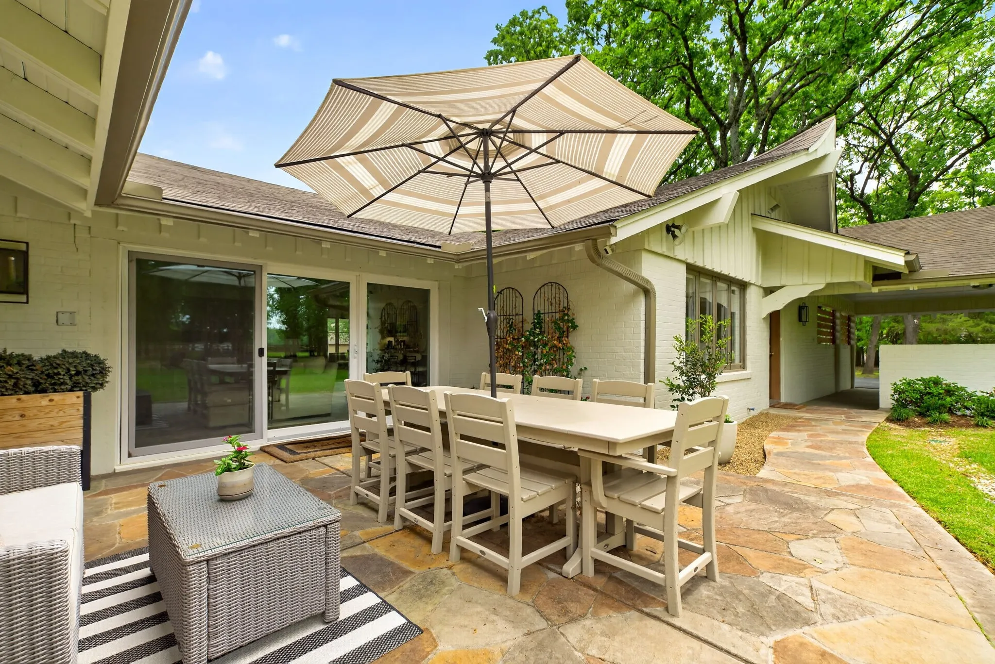 Single Family Residence For Sale in Hopkins County , 142 Cedar Lane, Sulphur Springs, Texas 75482, 4 Bedroom, 3 Bathroom, Garage spaces, 3,415 Sqft, built in 1972, mls#21145254, Real Estate Agent in Sulphur Springs, Homes For Sale in Hopkins county, Homes For Sale in Sulphur Springs, Realtor in Sulphur Springs Texas, Real Estate Brokerage Independent Realty Texas, Luminita Cordes Realtor