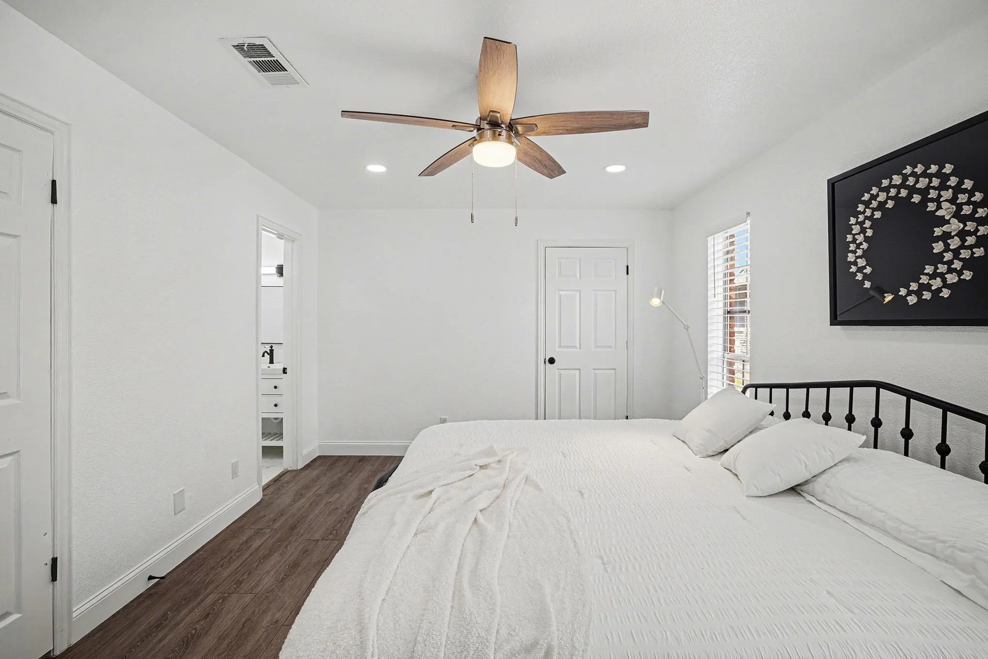 Duplex For Rent in Tarrant County , 716 E Pecan Street 722, Hurst, Texas 76053, 2 Bedroom, 2 Bathroom, Garage spaces, 1,063 Sqft, built in 1971, mls#21158852, Real Estate Agent in Hurst, Homes For Rent in Tarrant county, Homes For Rent in Hurst, Realtor in Hurst Texas, Real Estate Brokerage Independent Realty Texas, Luminita Cordes Realtor