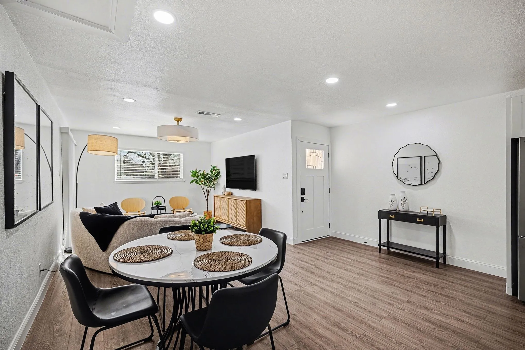 Duplex For Rent in Tarrant County , 716 E Pecan Street 722, Hurst, Texas 76053, 2 Bedroom, 2 Bathroom, Garage spaces, 1,063 Sqft, built in 1971, mls#21158852, Real Estate Agent in Hurst, Homes For Rent in Tarrant county, Homes For Rent in Hurst, Realtor in Hurst Texas, Real Estate Brokerage Independent Realty Texas, Luminita Cordes Realtor