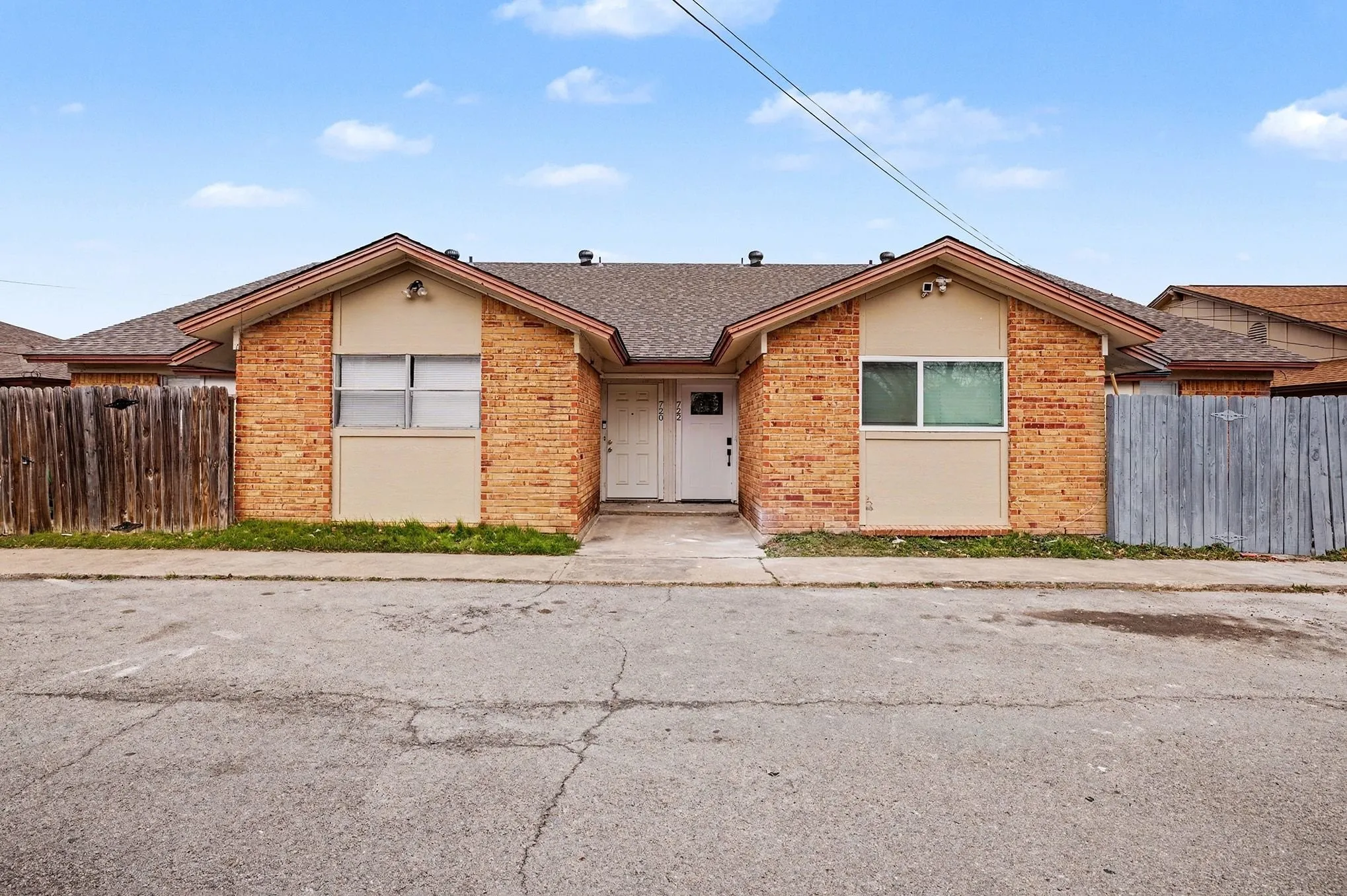 Duplex For Rent in Tarrant County , 716 E Pecan Street 722, Hurst, Texas 76053, 2 Bedroom, 2 Bathroom, Garage spaces, 1,063 Sqft, built in 1971, mls#21158852, Real Estate Agent in Hurst, Homes For Rent in Tarrant county, Homes For Rent in Hurst, Realtor in Hurst Texas, Real Estate Brokerage Independent Realty Texas, Luminita Cordes Realtor