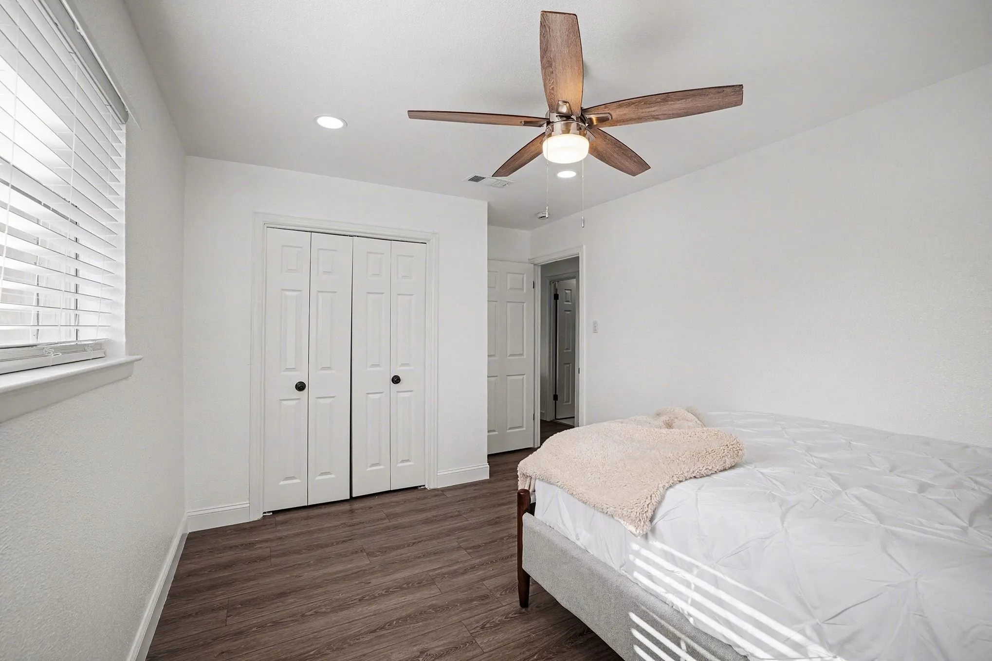Duplex For Rent in Tarrant County , 716 E Pecan Street 722, Hurst, Texas 76053, 2 Bedroom, 2 Bathroom, Garage spaces, 1,063 Sqft, built in 1971, mls#21158852, Real Estate Agent in Hurst, Homes For Rent in Tarrant county, Homes For Rent in Hurst, Realtor in Hurst Texas, Real Estate Brokerage Independent Realty Texas, Luminita Cordes Realtor