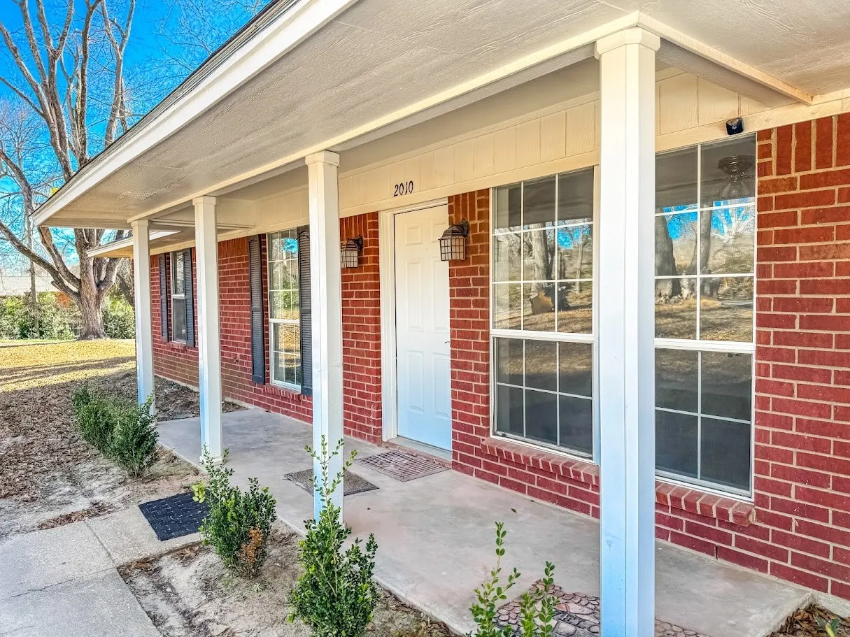 Single Family Residence For Sale in Anderson County , 2010 Salt Works Road, Palestine, Texas 75803, 3 Bedroom, 2 Bathroom, 1 Garage spaces, 1,296 Sqft, built in 2000, mls#21159108, Real Estate Agent in Palestine, Homes For Sale in Anderson county, Homes For Sale in Palestine, Realtor in Palestine Texas, Real Estate Brokerage Independent Realty Texas, Luminita Cordes Realtor