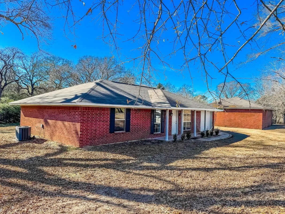 Single Family Residence For Sale in Anderson County , 2010 Salt Works Road, Palestine, Texas 75803, 3 Bedroom, 2 Bathroom, 1 Garage spaces, 1,296 Sqft, built in 2000, mls#21159108, Real Estate Agent in Palestine, Homes For Sale in Anderson county, Homes For Sale in Palestine, Realtor in Palestine Texas, Real Estate Brokerage Independent Realty Texas, Luminita Cordes Realtor