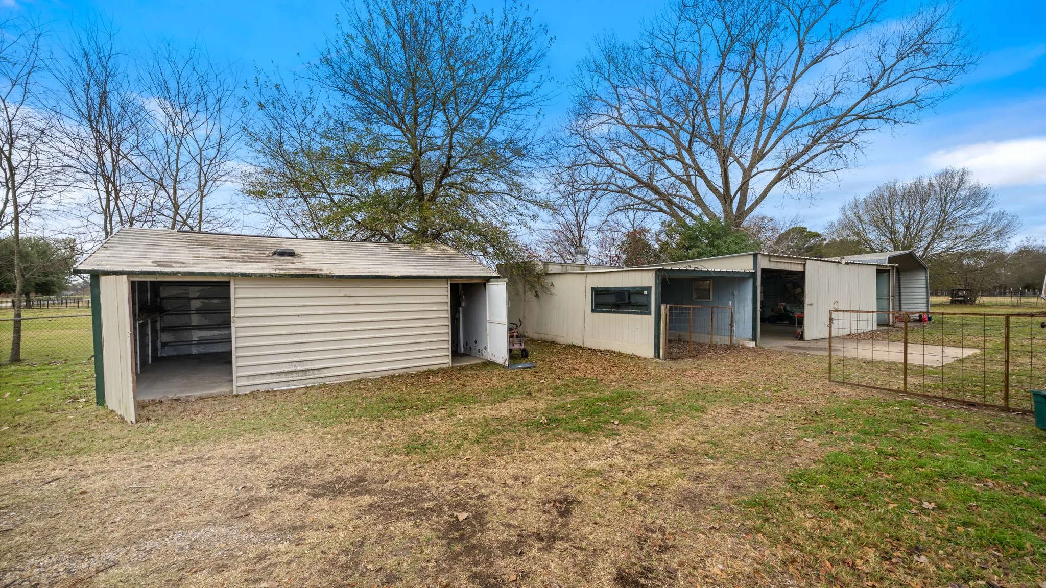 Single Family Residence For Sale in Kaufman County , 120 Davis Road, Combine, Texas 75159, 3 Bedroom, 1 Bathroom, 2 Garage spaces, 1,230 Sqft, built in 1936, mls#21157271, Real Estate Agent in Combine, Homes For Sale in Kaufman county, Homes For Sale in Combine, Realtor in Combine Texas, Real Estate Brokerage Independent Realty Texas, Luminita Cordes Realtor