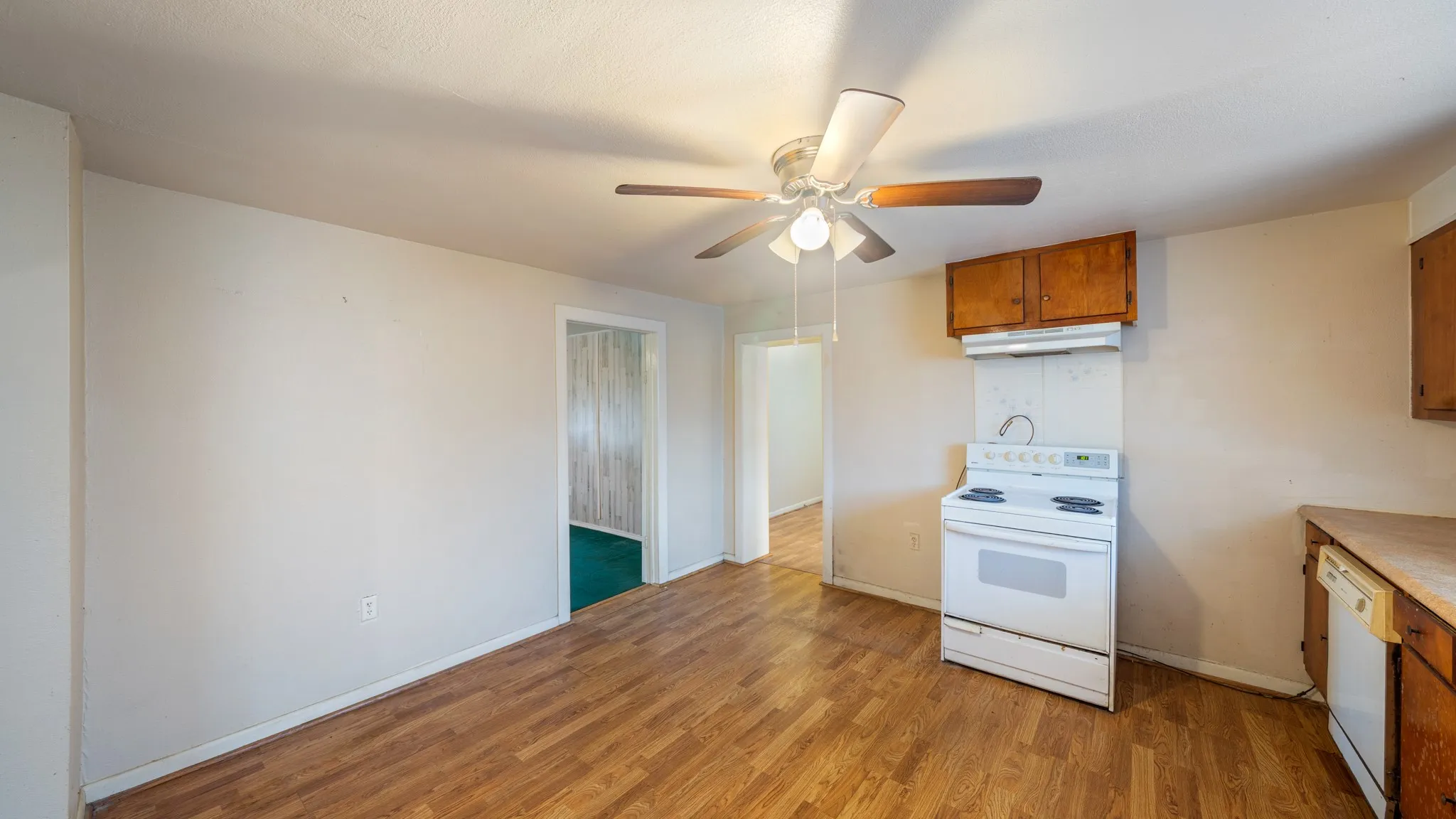 Single Family Residence For Sale in Kaufman County , 120 Davis Road, Combine, Texas 75159, 3 Bedroom, 1 Bathroom, 2 Garage spaces, 1,230 Sqft, built in 1936, mls#21157271, Real Estate Agent in Combine, Homes For Sale in Kaufman county, Homes For Sale in Combine, Realtor in Combine Texas, Real Estate Brokerage Independent Realty Texas, Luminita Cordes Realtor