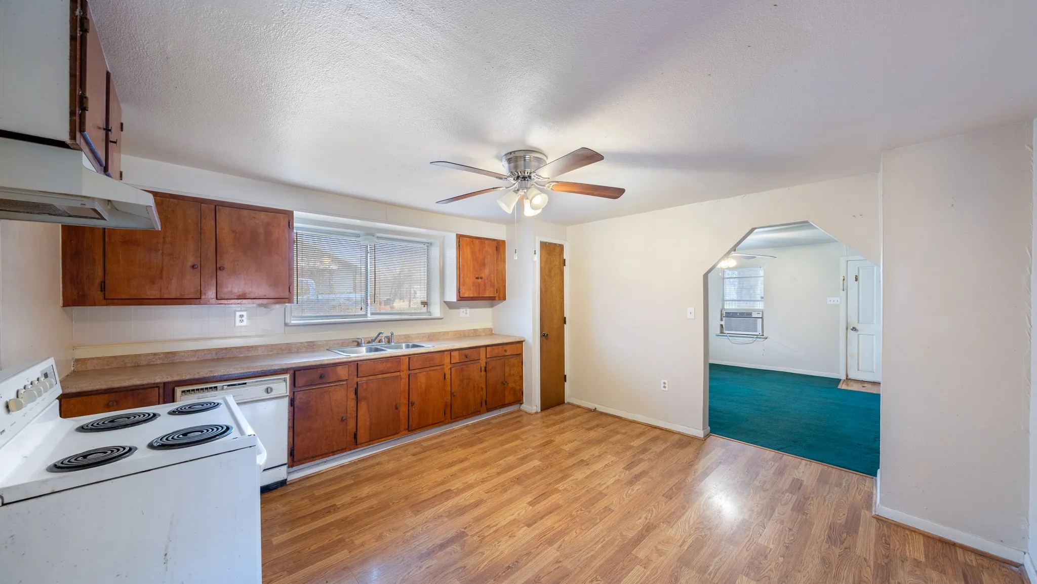 Single Family Residence For Sale in Kaufman County , 120 Davis Road, Combine, Texas 75159, 3 Bedroom, 1 Bathroom, 2 Garage spaces, 1,230 Sqft, built in 1936, mls#21157271, Real Estate Agent in Combine, Homes For Sale in Kaufman county, Homes For Sale in Combine, Realtor in Combine Texas, Real Estate Brokerage Independent Realty Texas, Luminita Cordes Realtor