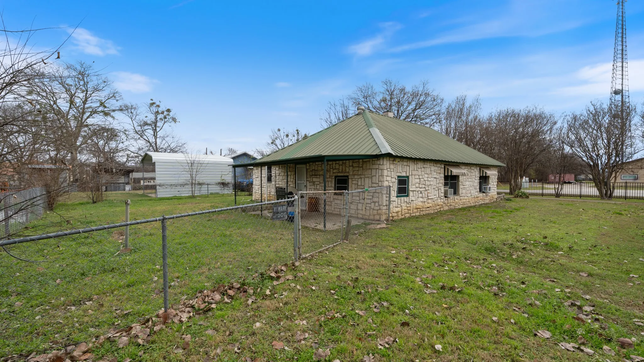 Single Family Residence For Sale in Kaufman County , 120 Davis Road, Combine, Texas 75159, 3 Bedroom, 1 Bathroom, 2 Garage spaces, 1,230 Sqft, built in 1936, mls#21157271, Real Estate Agent in Combine, Homes For Sale in Kaufman county, Homes For Sale in Combine, Realtor in Combine Texas, Real Estate Brokerage Independent Realty Texas, Luminita Cordes Realtor