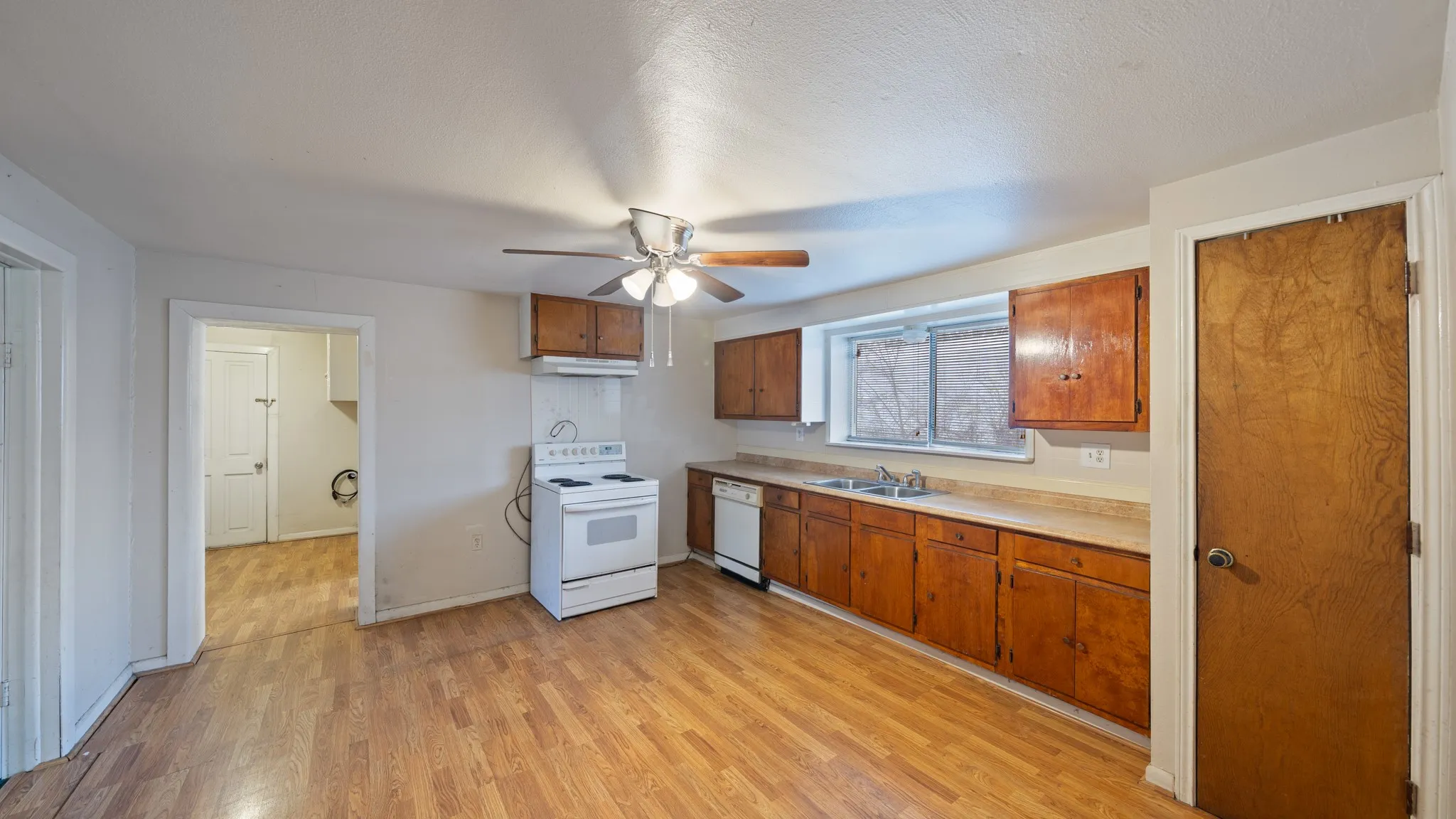 Single Family Residence For Sale in Kaufman County , 120 Davis Road, Combine, Texas 75159, 3 Bedroom, 1 Bathroom, 2 Garage spaces, 1,230 Sqft, built in 1936, mls#21157271, Real Estate Agent in Combine, Homes For Sale in Kaufman county, Homes For Sale in Combine, Realtor in Combine Texas, Real Estate Brokerage Independent Realty Texas, Luminita Cordes Realtor