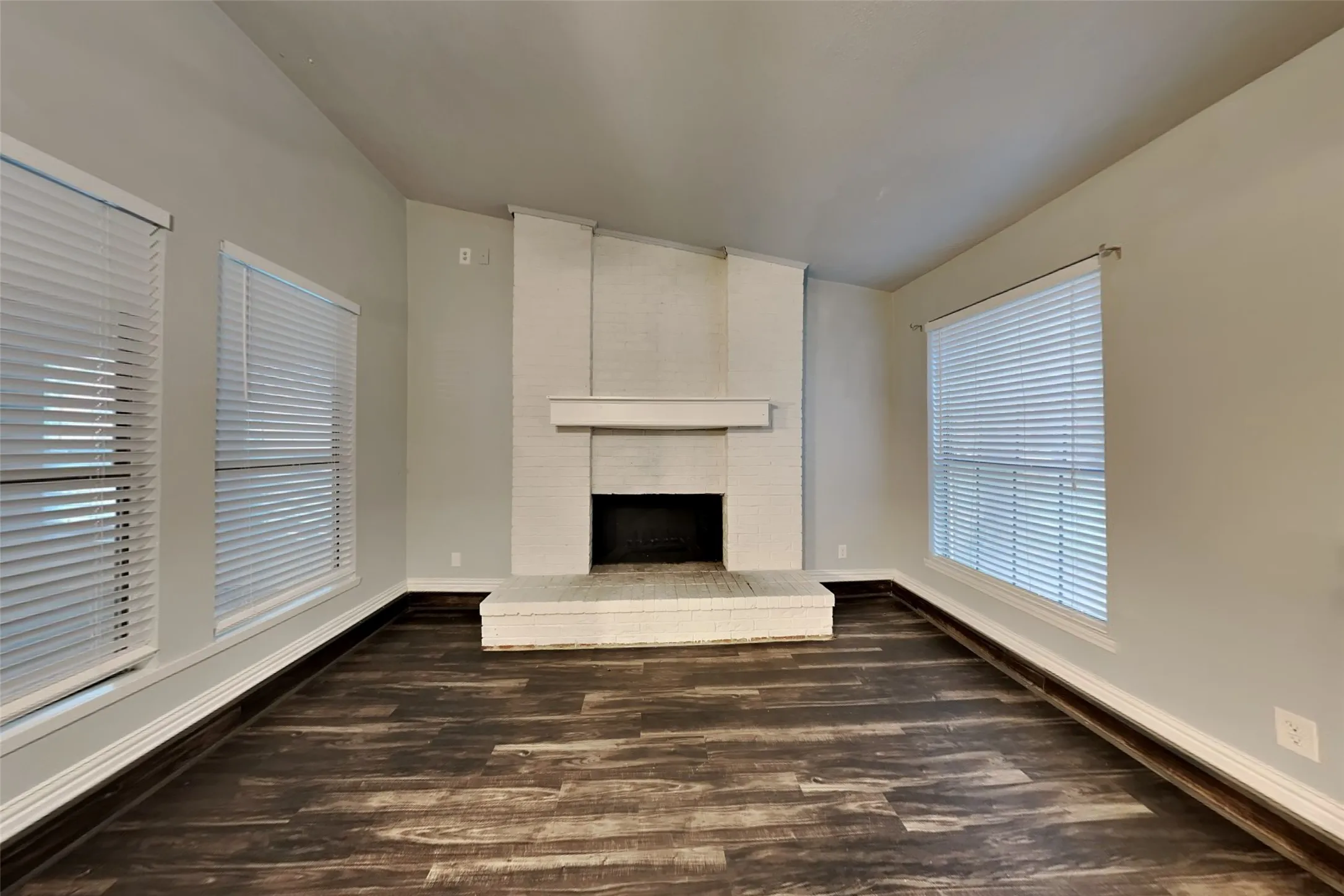 Single Family Residence For Sale in Denton County , 1711 Chesterfield Drive, Carrollton, Texas 75007, 4 Bedroom, 2 Bathroom, 2 Garage spaces, 2,069 Sqft, built in 1977, Preowned, mls#21159220, Real Estate Agent in Carrollton, Homes For Sale in Denton county, Homes For Sale in Carrollton, Realtor in Carrollton Texas, Real Estate Brokerage Independent Realty Texas, Luminita Cordes Realtor