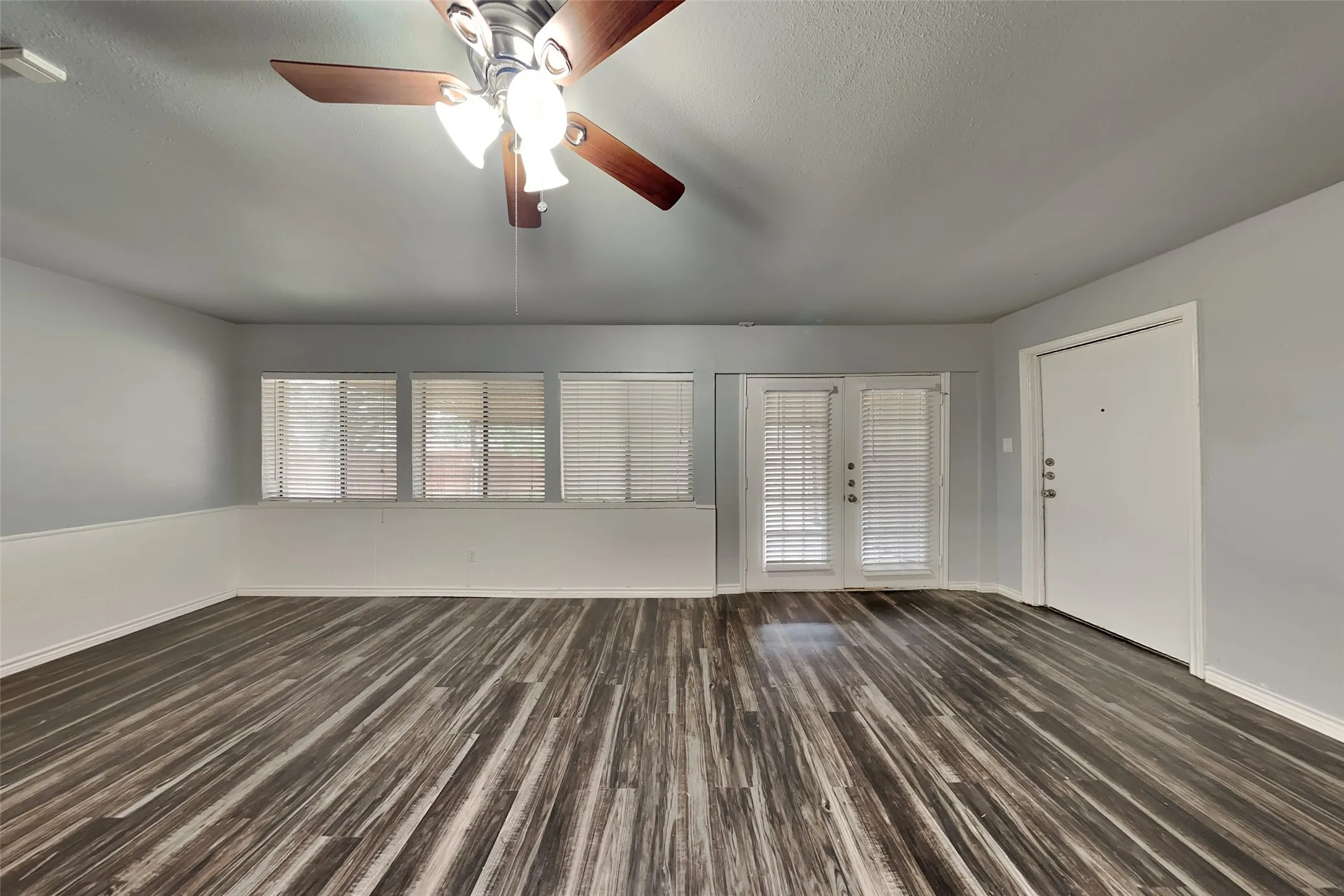 Single Family Residence For Sale in Denton County , 1711 Chesterfield Drive, Carrollton, Texas 75007, 4 Bedroom, 2 Bathroom, 2 Garage spaces, 2,069 Sqft, built in 1977, Preowned, mls#21159220, Real Estate Agent in Carrollton, Homes For Sale in Denton county, Homes For Sale in Carrollton, Realtor in Carrollton Texas, Real Estate Brokerage Independent Realty Texas, Luminita Cordes Realtor