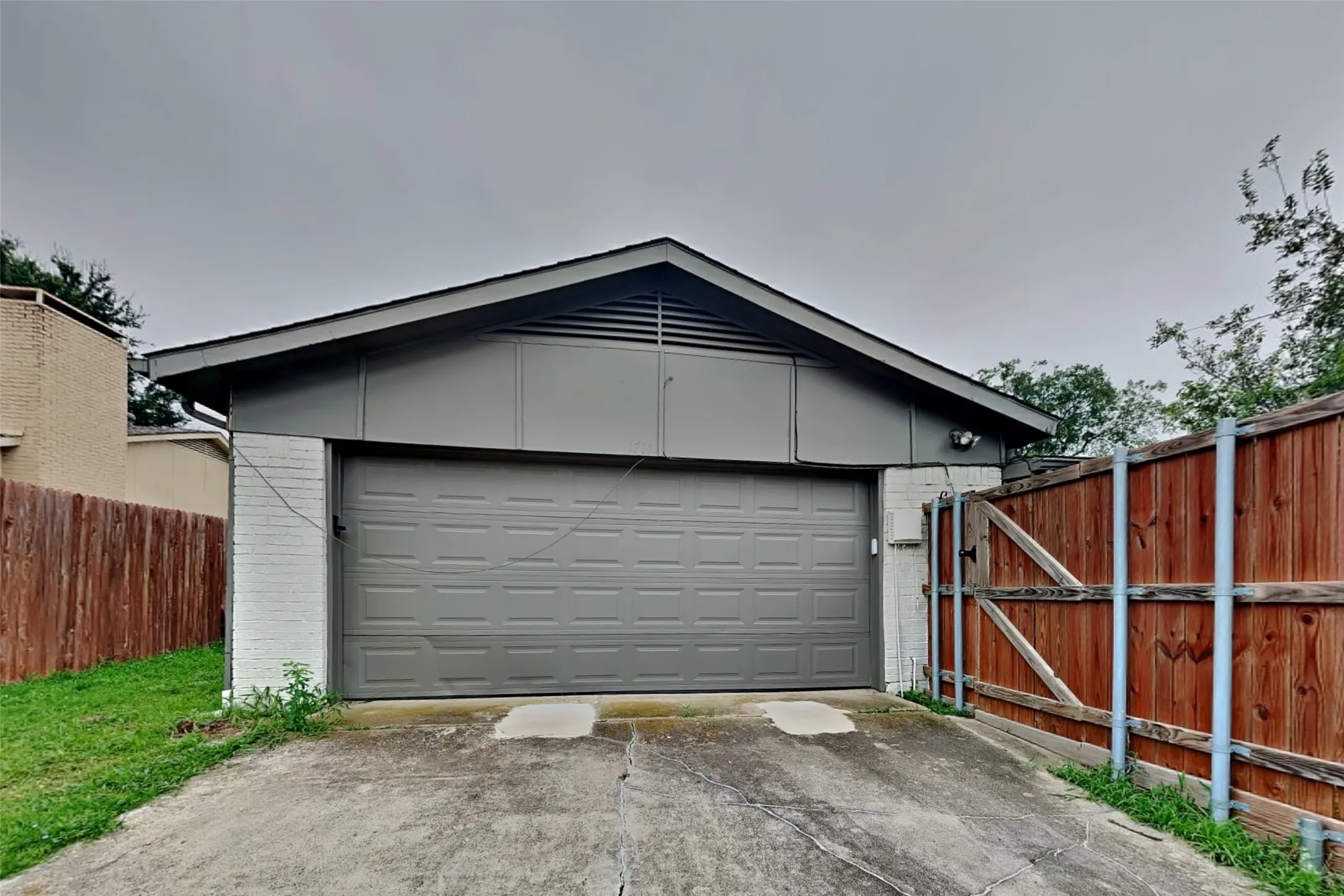 Single Family Residence For Sale in Denton County , 1711 Chesterfield Drive, Carrollton, Texas 75007, 4 Bedroom, 2 Bathroom, 2 Garage spaces, 2,069 Sqft, built in 1977, Preowned, mls#21159220, Real Estate Agent in Carrollton, Homes For Sale in Denton county, Homes For Sale in Carrollton, Realtor in Carrollton Texas, Real Estate Brokerage Independent Realty Texas, Luminita Cordes Realtor
