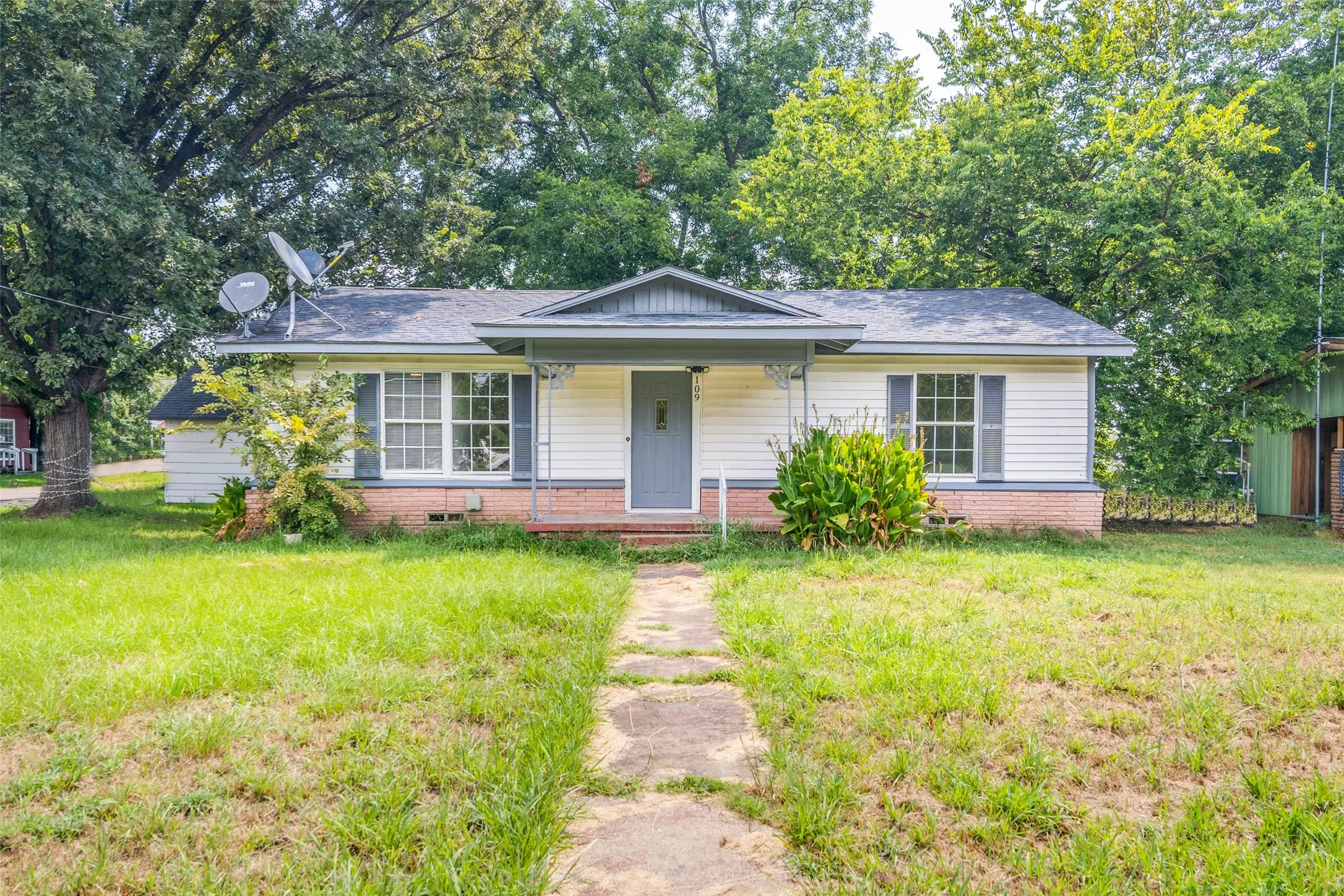 Single Family Residence For Sale in Hunt County , 109 Church Street, Quinlan, Texas 75474, 3 Bedroom, 1 Bathroom, 1 Garage spaces, 1,184 Sqft, built in 1956, Preowned, mls#21159336, Real Estate Agent in Quinlan, Homes For Sale in Hunt county, Homes For Sale in Quinlan, Realtor in Quinlan Texas, Real Estate Brokerage Independent Realty Texas, Luminita Cordes Realtor