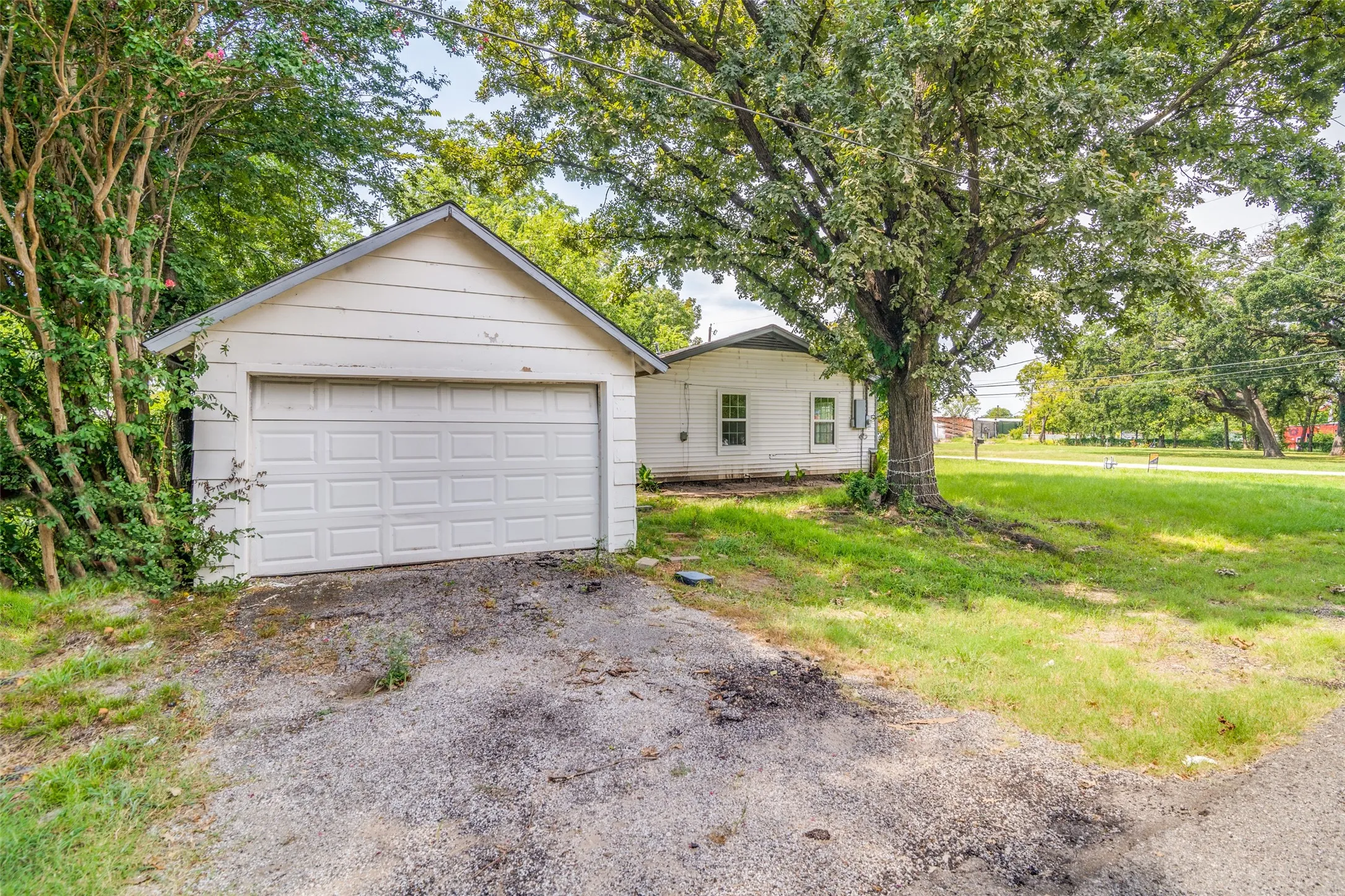 Single Family Residence For Sale in Hunt County , 109 Church Street, Quinlan, Texas 75474, 3 Bedroom, 1 Bathroom, 1 Garage spaces, 1,184 Sqft, built in 1956, Preowned, mls#21159336, Real Estate Agent in Quinlan, Homes For Sale in Hunt county, Homes For Sale in Quinlan, Realtor in Quinlan Texas, Real Estate Brokerage Independent Realty Texas, Luminita Cordes Realtor
