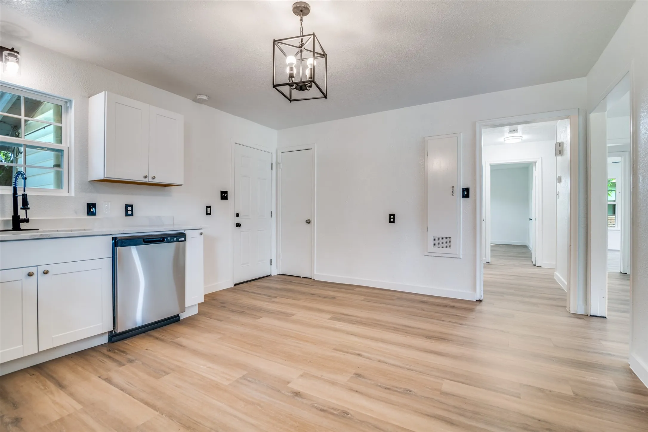 Single Family Residence For Sale in Hunt County , 109 Church Street, Quinlan, Texas 75474, 3 Bedroom, 1 Bathroom, 1 Garage spaces, 1,184 Sqft, built in 1956, Preowned, mls#21159336, Real Estate Agent in Quinlan, Homes For Sale in Hunt county, Homes For Sale in Quinlan, Realtor in Quinlan Texas, Real Estate Brokerage Independent Realty Texas, Luminita Cordes Realtor