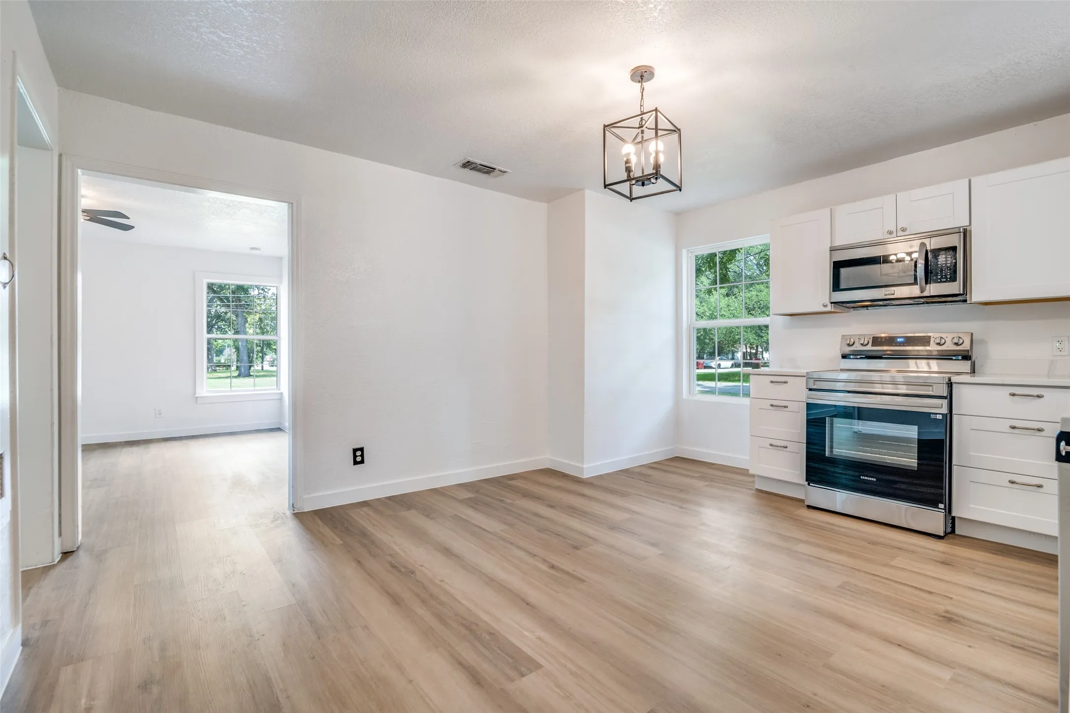 Single Family Residence For Sale in Hunt County , 109 Church Street, Quinlan, Texas 75474, 3 Bedroom, 1 Bathroom, 1 Garage spaces, 1,184 Sqft, built in 1956, Preowned, mls#21159336, Real Estate Agent in Quinlan, Homes For Sale in Hunt county, Homes For Sale in Quinlan, Realtor in Quinlan Texas, Real Estate Brokerage Independent Realty Texas, Luminita Cordes Realtor