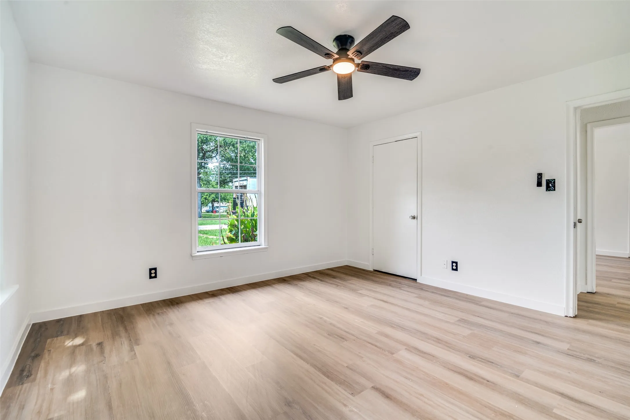 Single Family Residence For Sale in Hunt County , 109 Church Street, Quinlan, Texas 75474, 3 Bedroom, 1 Bathroom, 1 Garage spaces, 1,184 Sqft, built in 1956, Preowned, mls#21159336, Real Estate Agent in Quinlan, Homes For Sale in Hunt county, Homes For Sale in Quinlan, Realtor in Quinlan Texas, Real Estate Brokerage Independent Realty Texas, Luminita Cordes Realtor