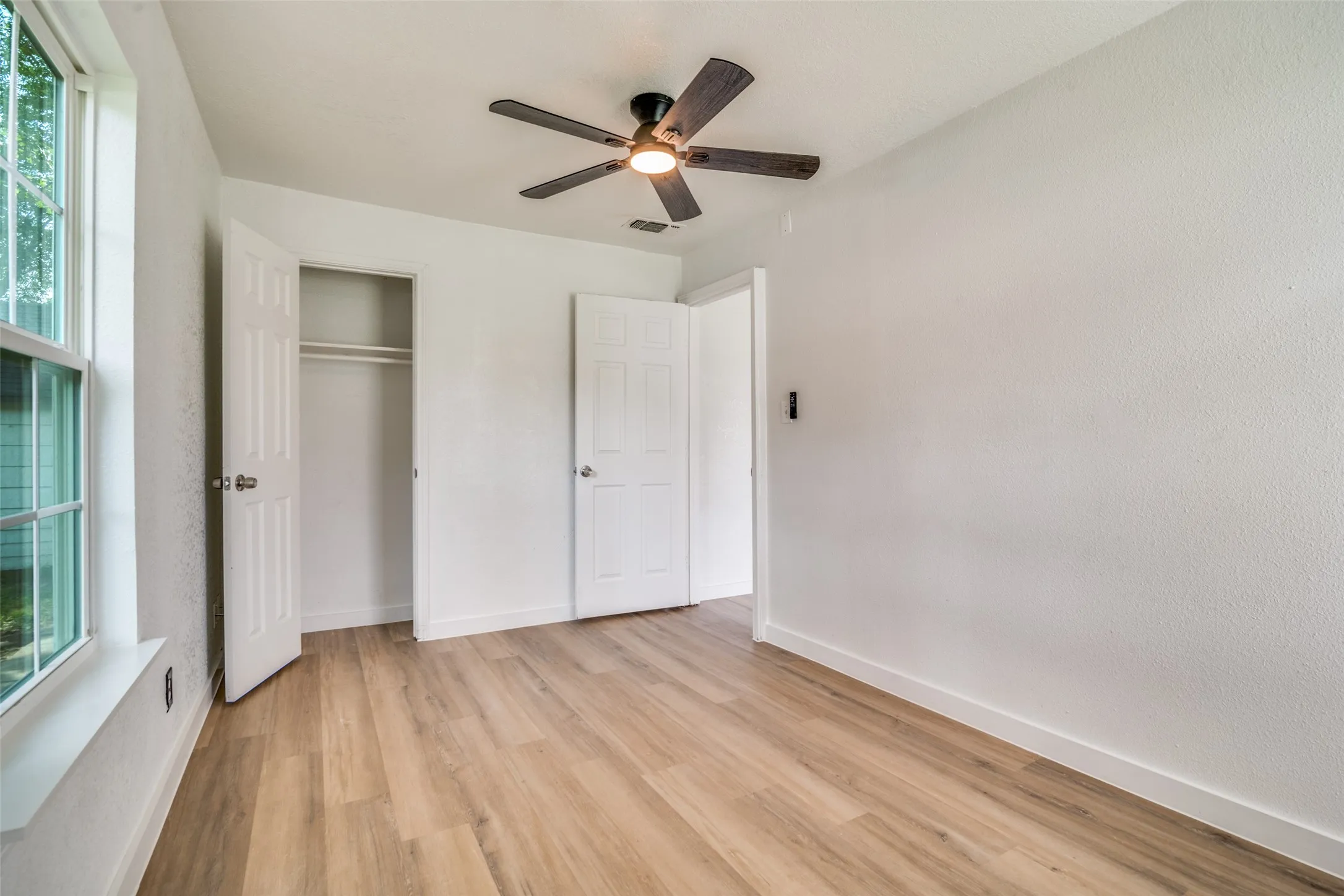 Single Family Residence For Sale in Hunt County , 109 Church Street, Quinlan, Texas 75474, 3 Bedroom, 1 Bathroom, 1 Garage spaces, 1,184 Sqft, built in 1956, Preowned, mls#21159336, Real Estate Agent in Quinlan, Homes For Sale in Hunt county, Homes For Sale in Quinlan, Realtor in Quinlan Texas, Real Estate Brokerage Independent Realty Texas, Luminita Cordes Realtor