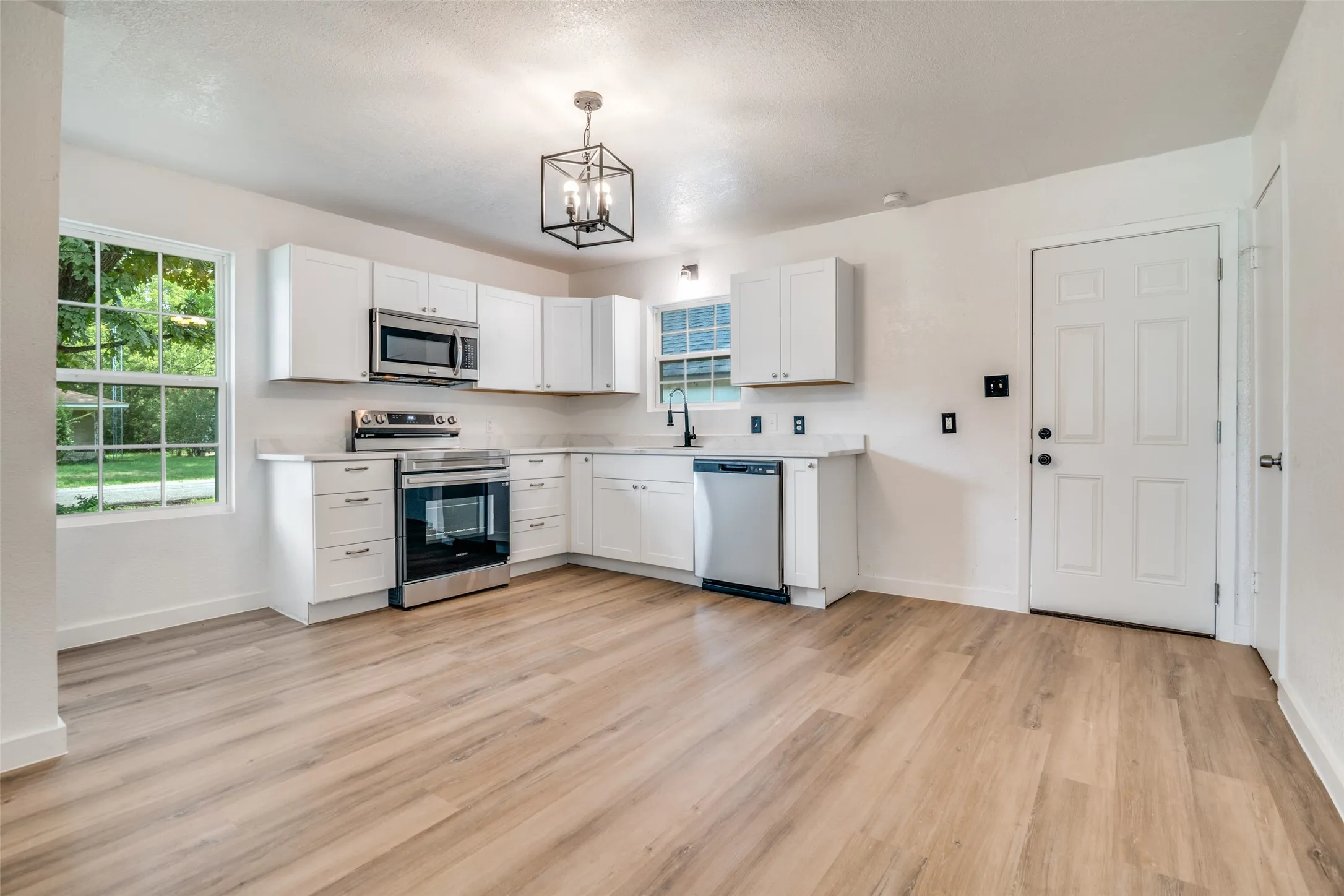 Single Family Residence For Sale in Hunt County , 109 Church Street, Quinlan, Texas 75474, 3 Bedroom, 1 Bathroom, 1 Garage spaces, 1,184 Sqft, built in 1956, Preowned, mls#21159336, Real Estate Agent in Quinlan, Homes For Sale in Hunt county, Homes For Sale in Quinlan, Realtor in Quinlan Texas, Real Estate Brokerage Independent Realty Texas, Luminita Cordes Realtor