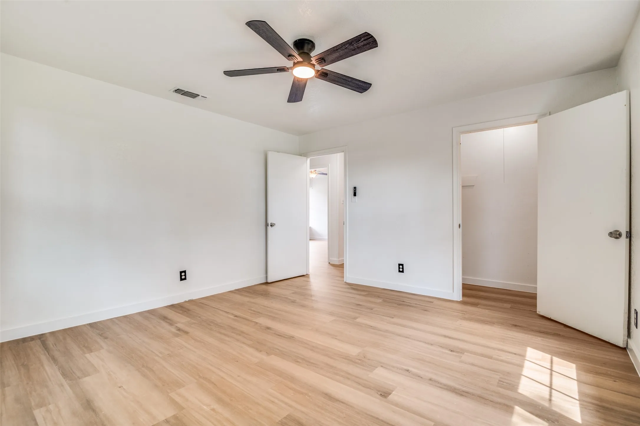 Single Family Residence For Sale in Hunt County , 109 Church Street, Quinlan, Texas 75474, 3 Bedroom, 1 Bathroom, 1 Garage spaces, 1,184 Sqft, built in 1956, Preowned, mls#21159336, Real Estate Agent in Quinlan, Homes For Sale in Hunt county, Homes For Sale in Quinlan, Realtor in Quinlan Texas, Real Estate Brokerage Independent Realty Texas, Luminita Cordes Realtor