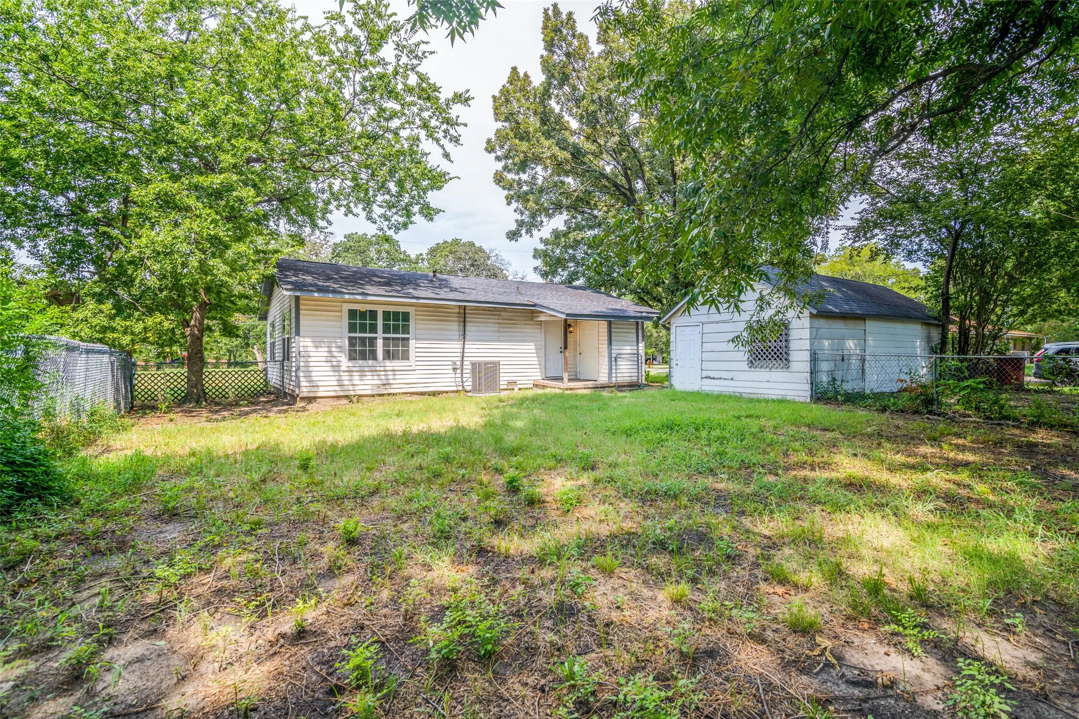 Single Family Residence For Sale in Hunt County , 109 Church Street, Quinlan, Texas 75474, 3 Bedroom, 1 Bathroom, 1 Garage spaces, 1,184 Sqft, built in 1956, Preowned, mls#21159336, Real Estate Agent in Quinlan, Homes For Sale in Hunt county, Homes For Sale in Quinlan, Realtor in Quinlan Texas, Real Estate Brokerage Independent Realty Texas, Luminita Cordes Realtor