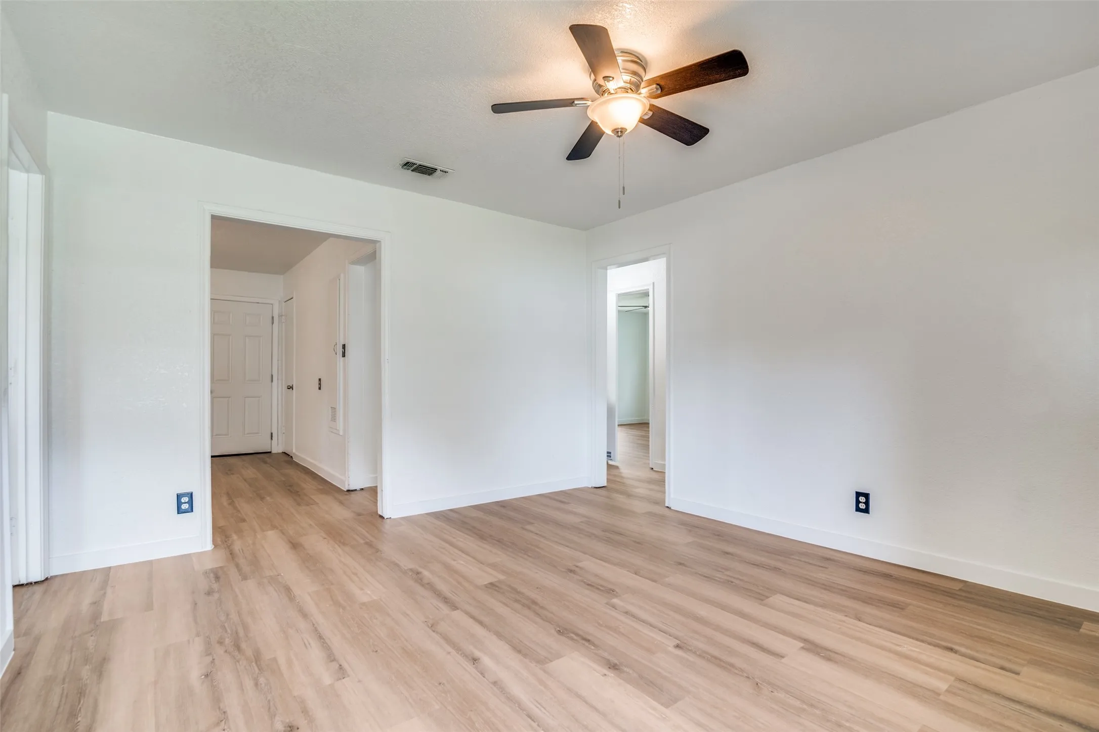 Single Family Residence For Sale in Hunt County , 109 Church Street, Quinlan, Texas 75474, 3 Bedroom, 1 Bathroom, 1 Garage spaces, 1,184 Sqft, built in 1956, Preowned, mls#21159336, Real Estate Agent in Quinlan, Homes For Sale in Hunt county, Homes For Sale in Quinlan, Realtor in Quinlan Texas, Real Estate Brokerage Independent Realty Texas, Luminita Cordes Realtor