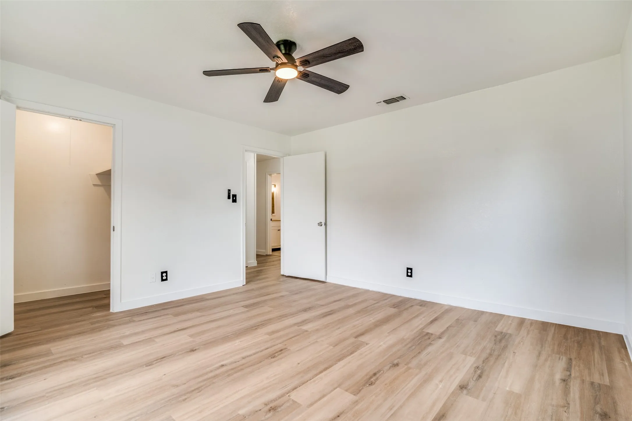 Single Family Residence For Sale in Hunt County , 109 Church Street, Quinlan, Texas 75474, 3 Bedroom, 1 Bathroom, 1 Garage spaces, 1,184 Sqft, built in 1956, Preowned, mls#21159336, Real Estate Agent in Quinlan, Homes For Sale in Hunt county, Homes For Sale in Quinlan, Realtor in Quinlan Texas, Real Estate Brokerage Independent Realty Texas, Luminita Cordes Realtor