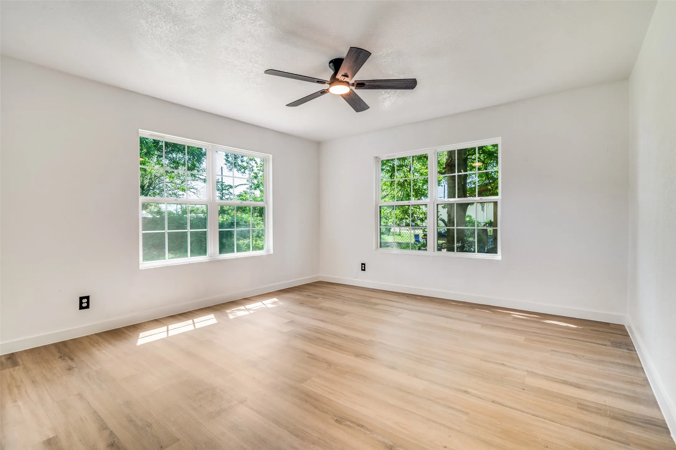 Single Family Residence For Sale in Hunt County , 109 Church Street, Quinlan, Texas 75474, 3 Bedroom, 1 Bathroom, 1 Garage spaces, 1,184 Sqft, built in 1956, Preowned, mls#21159336, Real Estate Agent in Quinlan, Homes For Sale in Hunt county, Homes For Sale in Quinlan, Realtor in Quinlan Texas, Real Estate Brokerage Independent Realty Texas, Luminita Cordes Realtor