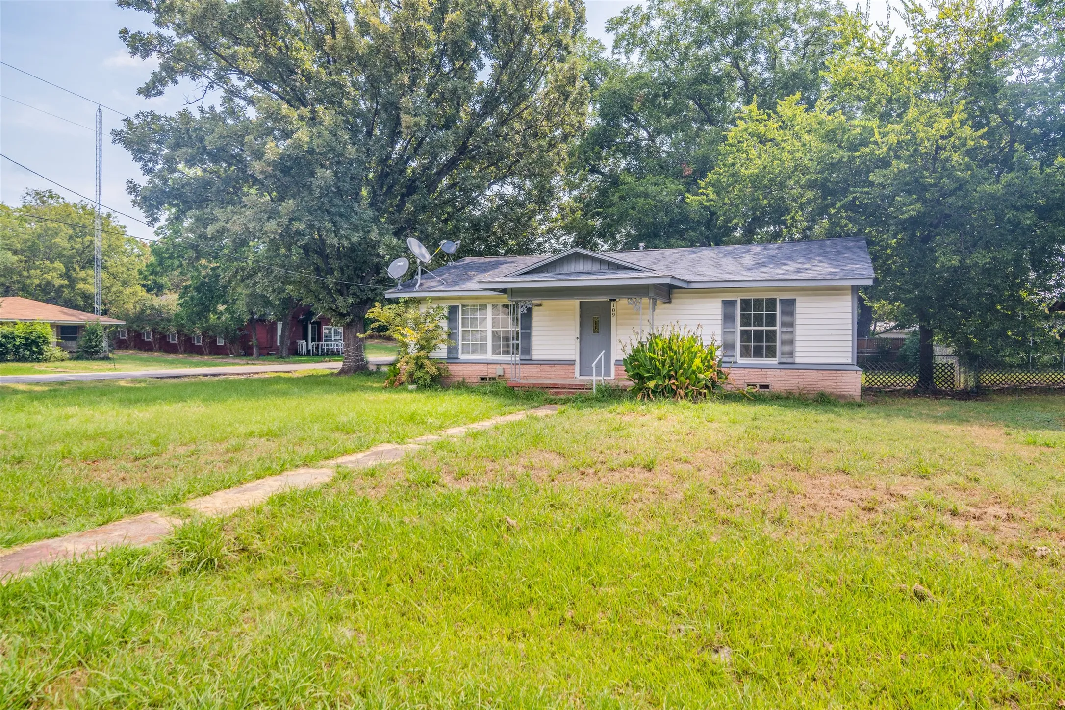Single Family Residence For Sale in Hunt County , 109 Church Street, Quinlan, Texas 75474, 3 Bedroom, 1 Bathroom, 1 Garage spaces, 1,184 Sqft, built in 1956, Preowned, mls#21159336, Real Estate Agent in Quinlan, Homes For Sale in Hunt county, Homes For Sale in Quinlan, Realtor in Quinlan Texas, Real Estate Brokerage Independent Realty Texas, Luminita Cordes Realtor