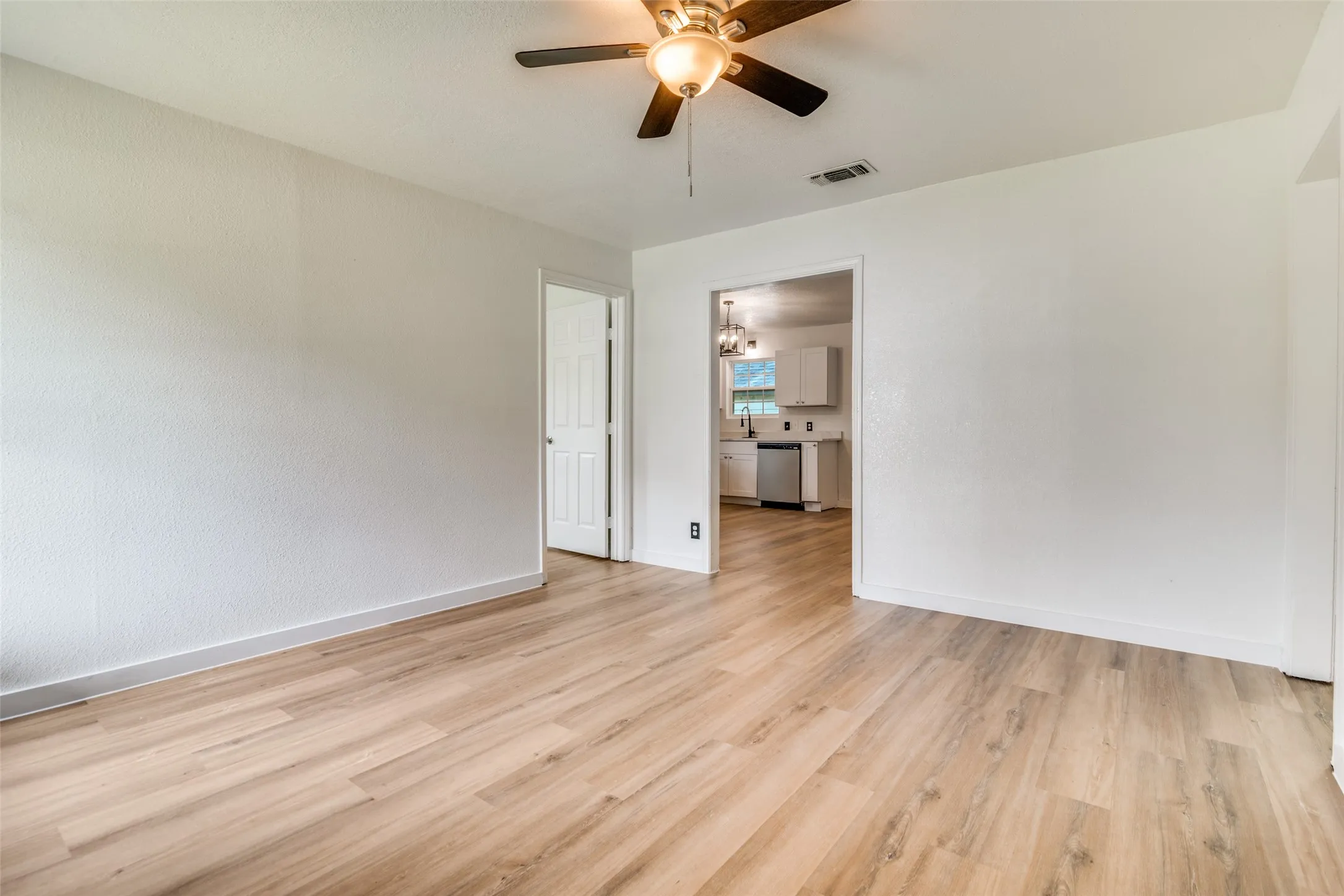 Single Family Residence For Sale in Hunt County , 109 Church Street, Quinlan, Texas 75474, 3 Bedroom, 1 Bathroom, 1 Garage spaces, 1,184 Sqft, built in 1956, Preowned, mls#21159336, Real Estate Agent in Quinlan, Homes For Sale in Hunt county, Homes For Sale in Quinlan, Realtor in Quinlan Texas, Real Estate Brokerage Independent Realty Texas, Luminita Cordes Realtor