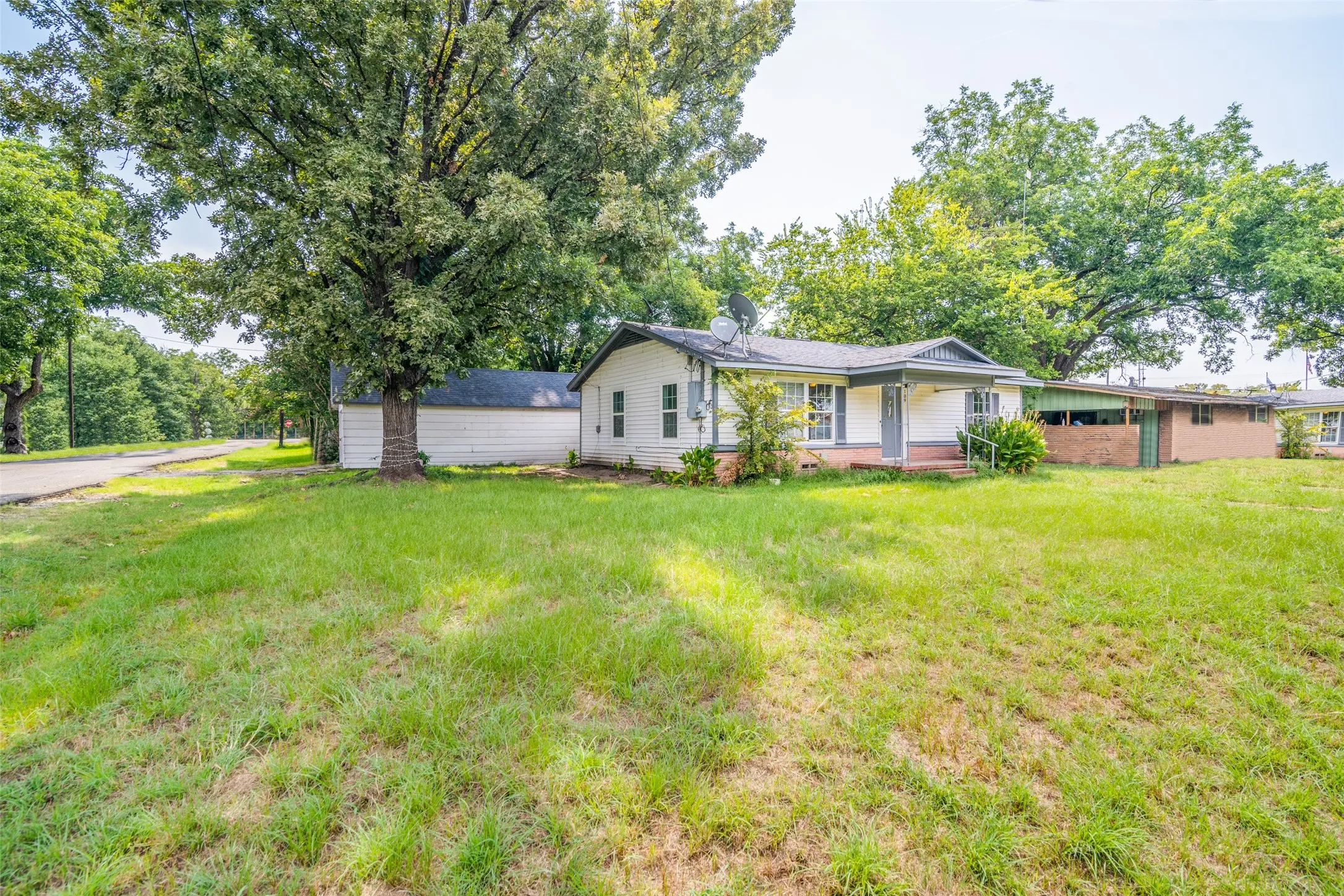 Single Family Residence For Sale in Hunt County , 109 Church Street, Quinlan, Texas 75474, 3 Bedroom, 1 Bathroom, 1 Garage spaces, 1,184 Sqft, built in 1956, Preowned, mls#21159336, Real Estate Agent in Quinlan, Homes For Sale in Hunt county, Homes For Sale in Quinlan, Realtor in Quinlan Texas, Real Estate Brokerage Independent Realty Texas, Luminita Cordes Realtor