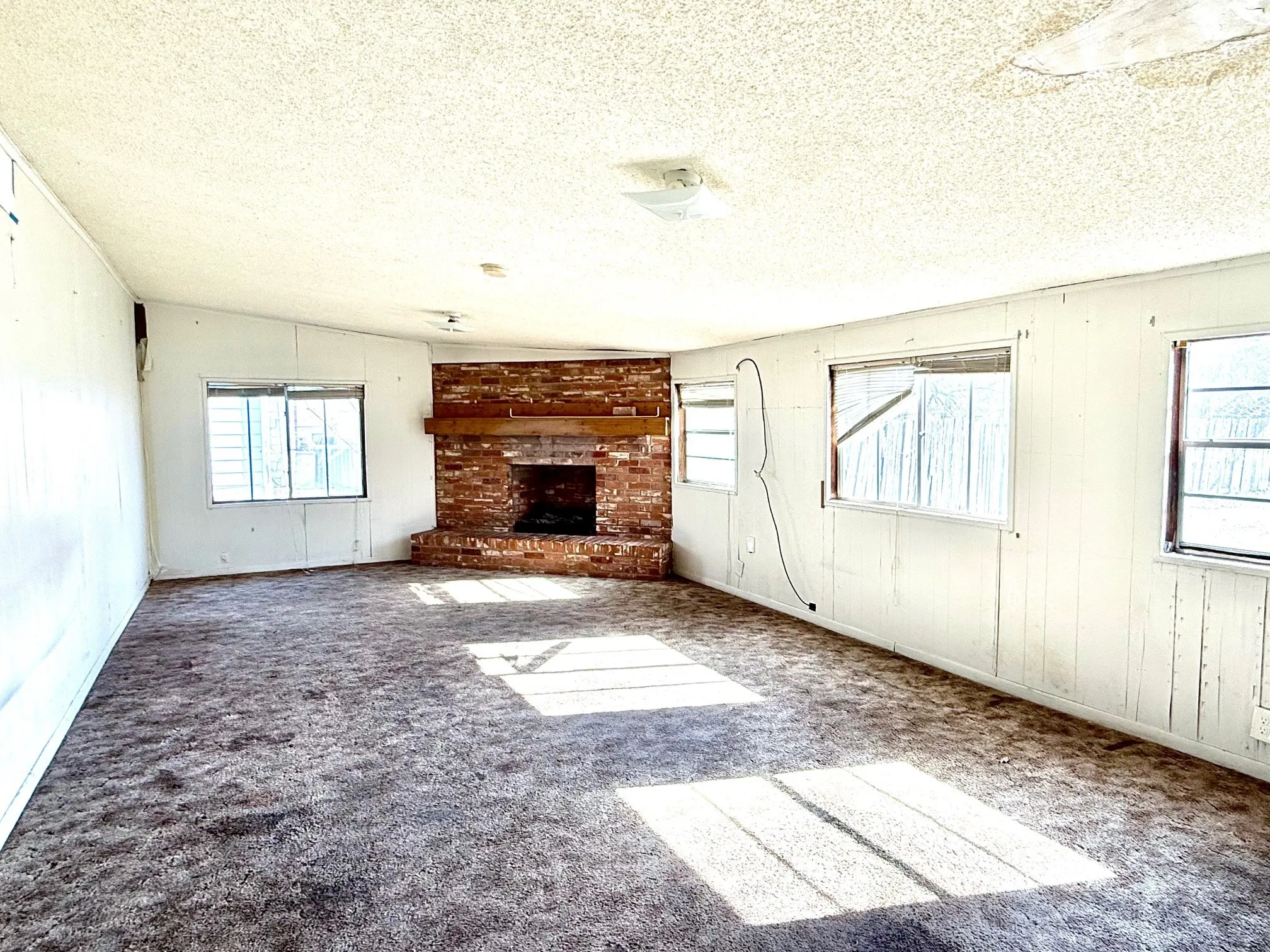 Single Family Residence For Sale in Lamar County , 1954 E Booth Street, Paris, Texas 75460, 3 Bedroom, 1 Bathroom, Garage spaces, 1,450 Sqft, built in 1965, Preowned, mls#21158169, Real Estate Agent in Paris, Homes For Sale in Lamar county, Homes For Sale in Paris, Realtor in Paris Texas, Real Estate Brokerage Independent Realty Texas, Luminita Cordes Realtor