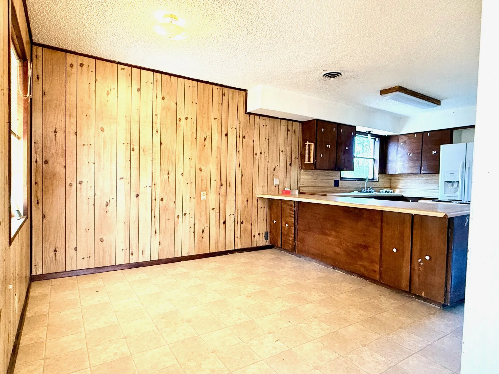 Single Family Residence For Sale in Lamar County , 1954 E Booth Street, Paris, Texas 75460, 3 Bedroom, 1 Bathroom, Garage spaces, 1,450 Sqft, built in 1965, Preowned, mls#21158169, Real Estate Agent in Paris, Homes For Sale in Lamar county, Homes For Sale in Paris, Realtor in Paris Texas, Real Estate Brokerage Independent Realty Texas, Luminita Cordes Realtor