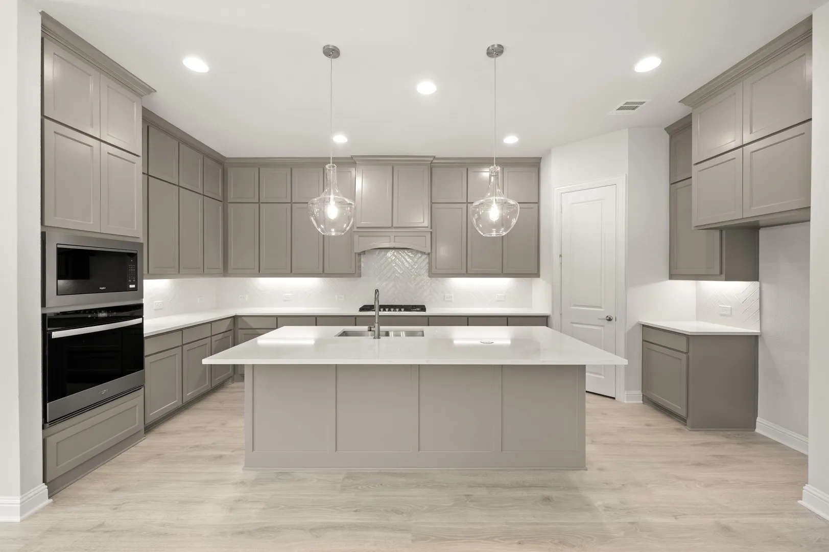 1409 Ripple Glass- Kitchen-1