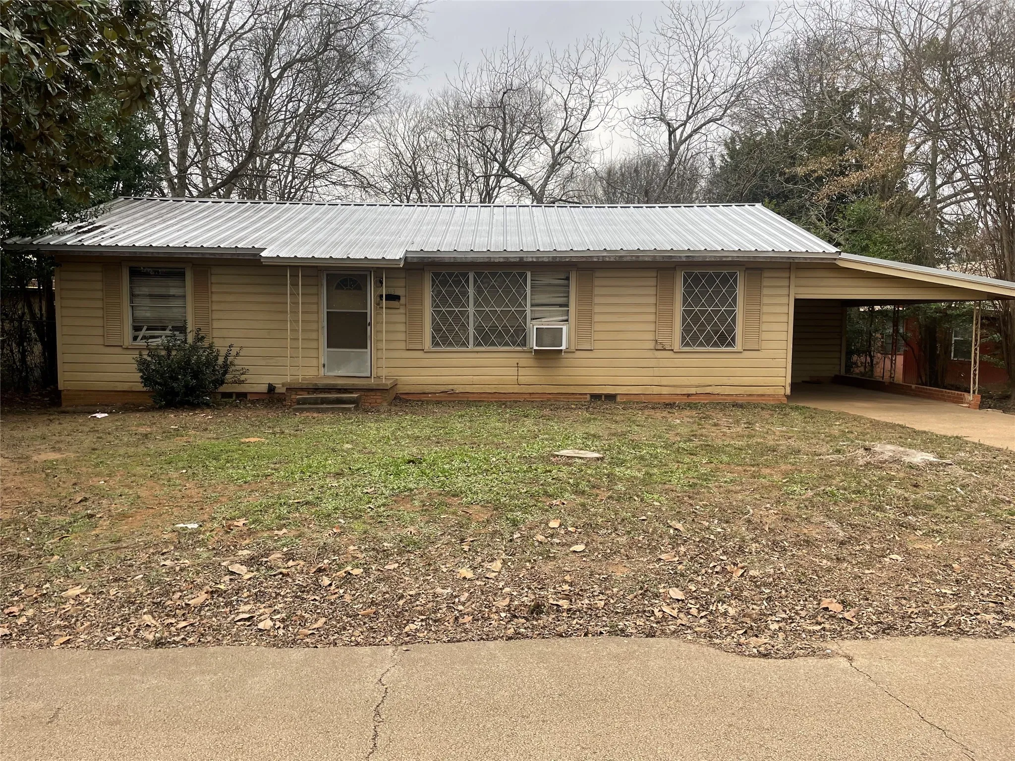 Single Family Residence For Sale in Cherokee County , 613 Sheridan, Jacksonville, Texas 75766, 2 Bedrooms, 1 Bathroom, Garage spaces, 1,196 Sqft, built in 1963, Price $74,900, mls#21155758, Real Estate Agent in Jacksonville, Homes For Sale in Cherokee county, Homes For Sale in Jacksonville, Realtor in Jacksonville Texas, Real Estate Brokerage Independent Realty Texas, Luminita Cordes Realtor