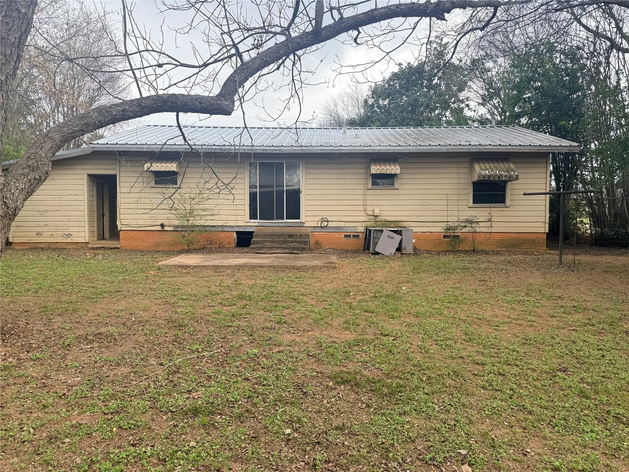 Single Family Residence For Sale in Cherokee County , 613 Sheridan, Jacksonville, Texas 75766, 2 Bedrooms, 1 Bathroom, Garage spaces, 1,196 Sqft, built in 1963, Price $74,900, mls#21155758, Real Estate Agent in Jacksonville, Homes For Sale in Cherokee county, Homes For Sale in Jacksonville, Realtor in Jacksonville Texas, Real Estate Brokerage Independent Realty Texas, Luminita Cordes Realtor