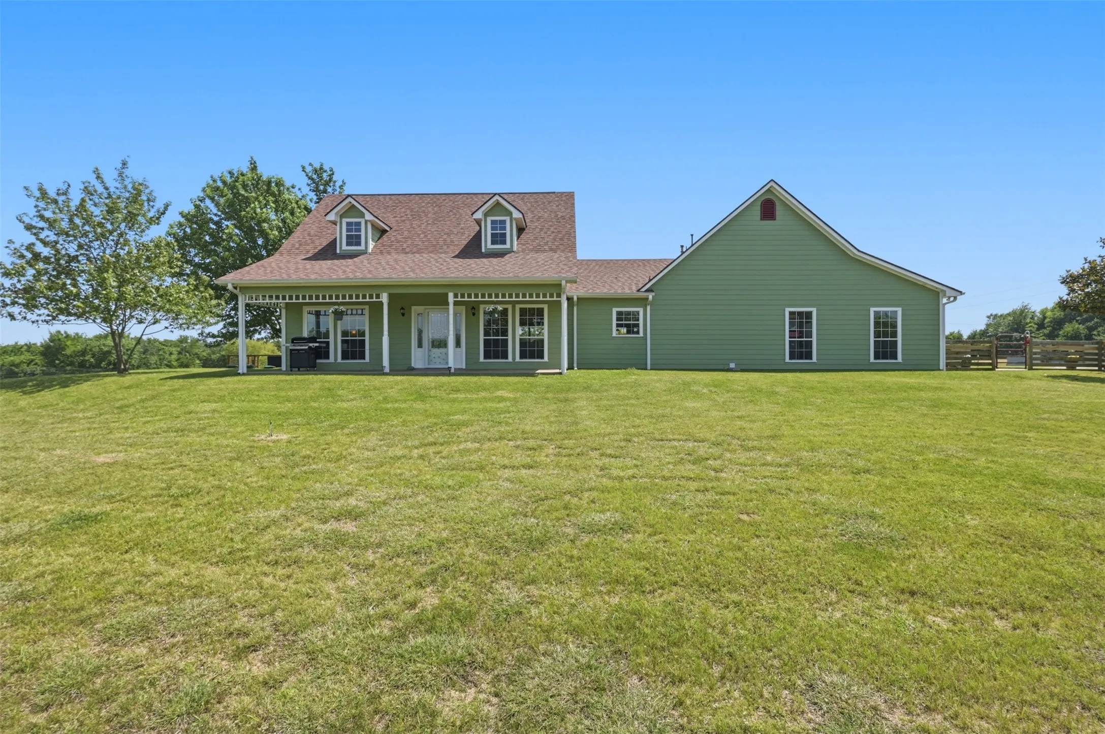 Single Family Residence For Sale in Fannin County , 643 CR 2992, Windom, Texas 75492, 3 Bedroom, 2 Bathroom, 2 Garage spaces, 2,151 Sqft, built in 2006, Preowned, mls#21142884, Real Estate Agent in Windom, Homes For Sale in Fannin county, Homes For Sale in Windom, Realtor in Windom Texas, Real Estate Brokerage Independent Realty Texas, Luminita Cordes Realtor