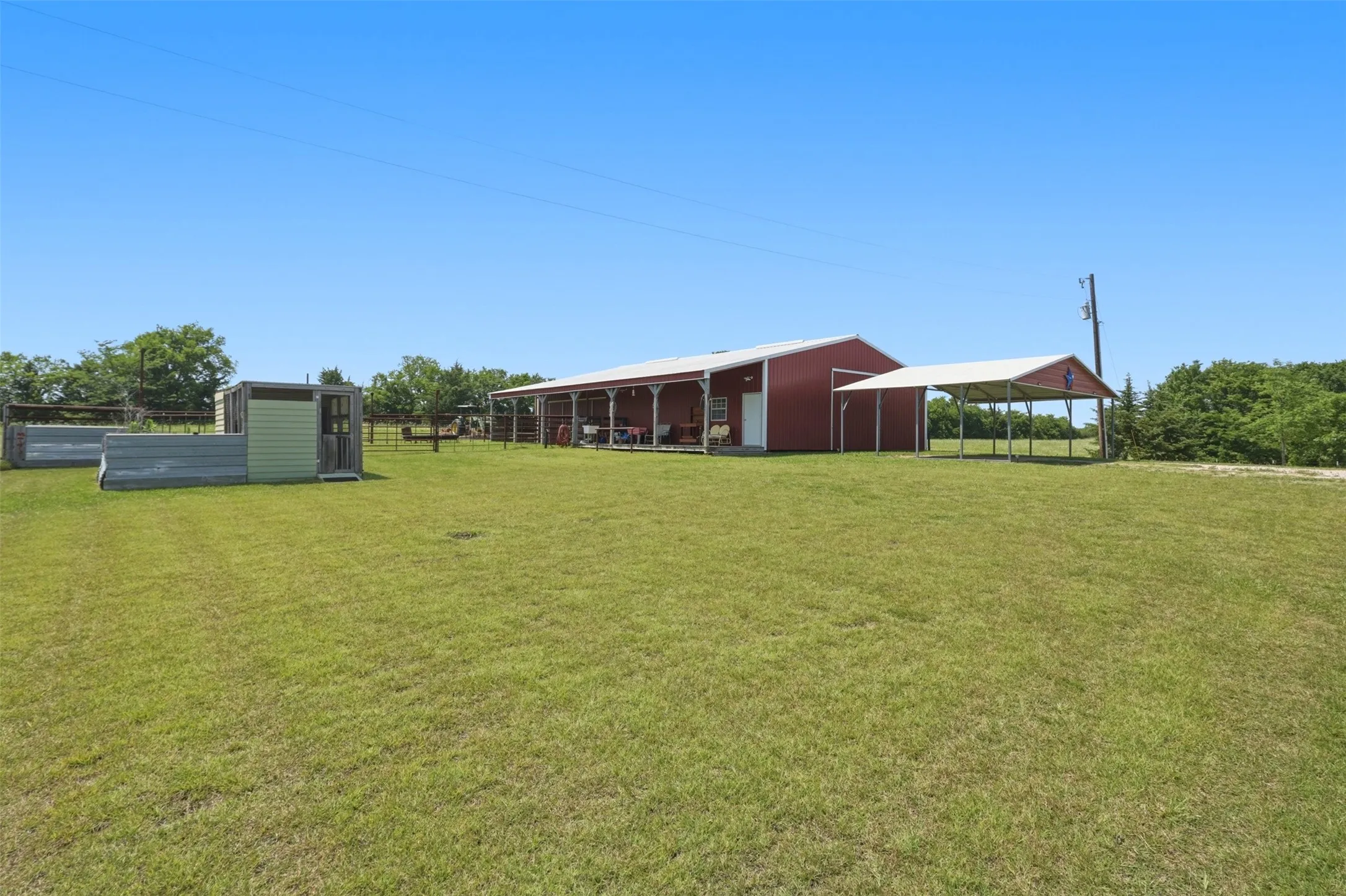 Single Family Residence For Sale in Fannin County , 643 CR 2992, Windom, Texas 75492, 3 Bedroom, 2 Bathroom, 2 Garage spaces, 2,151 Sqft, built in 2006, Preowned, mls#21142884, Real Estate Agent in Windom, Homes For Sale in Fannin county, Homes For Sale in Windom, Realtor in Windom Texas, Real Estate Brokerage Independent Realty Texas, Luminita Cordes Realtor