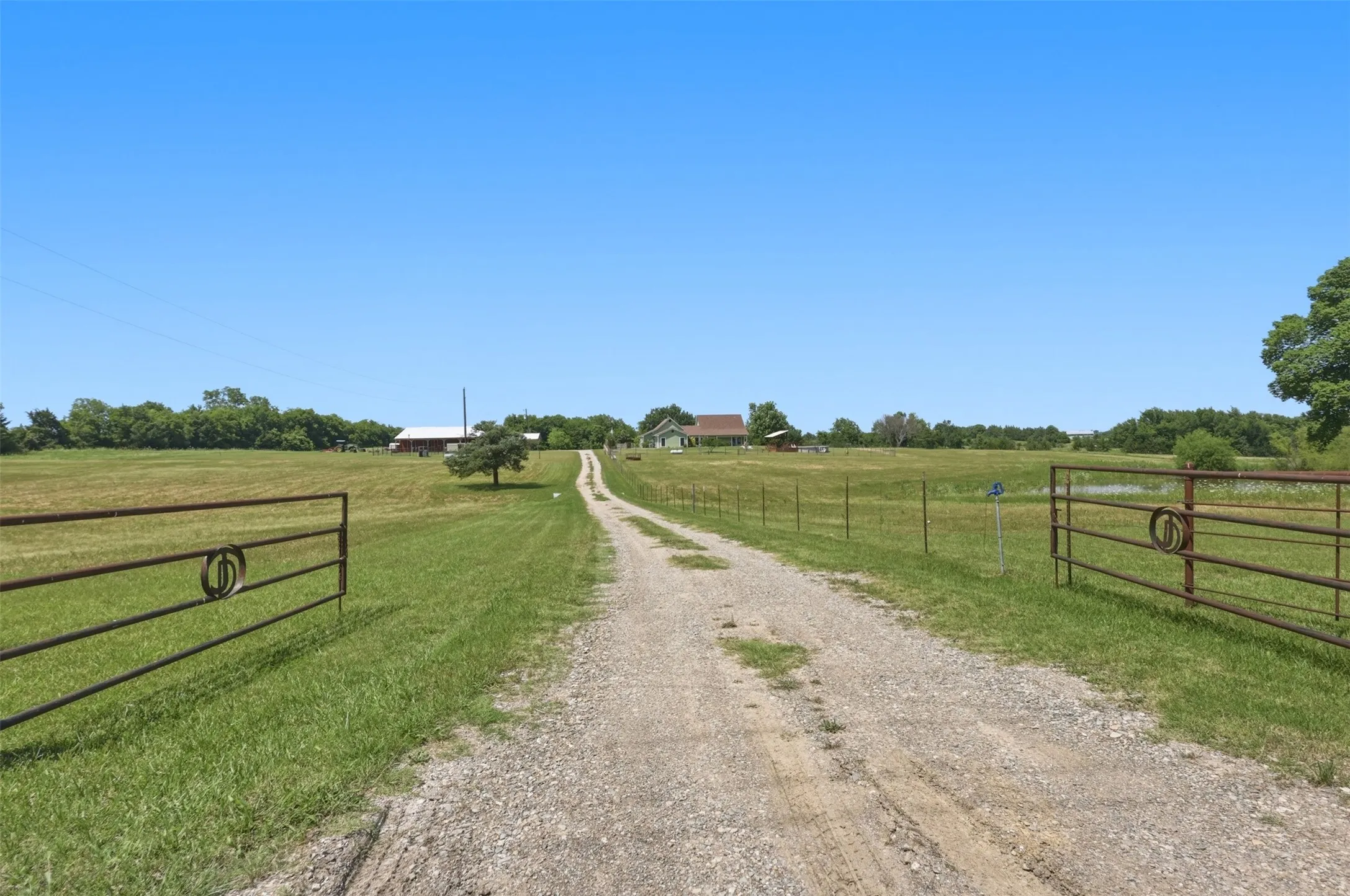 Single Family Residence For Sale in Fannin County , 643 CR 2992, Windom, Texas 75492, 3 Bedroom, 2 Bathroom, 2 Garage spaces, 2,151 Sqft, built in 2006, Preowned, mls#21142884, Real Estate Agent in Windom, Homes For Sale in Fannin county, Homes For Sale in Windom, Realtor in Windom Texas, Real Estate Brokerage Independent Realty Texas, Luminita Cordes Realtor