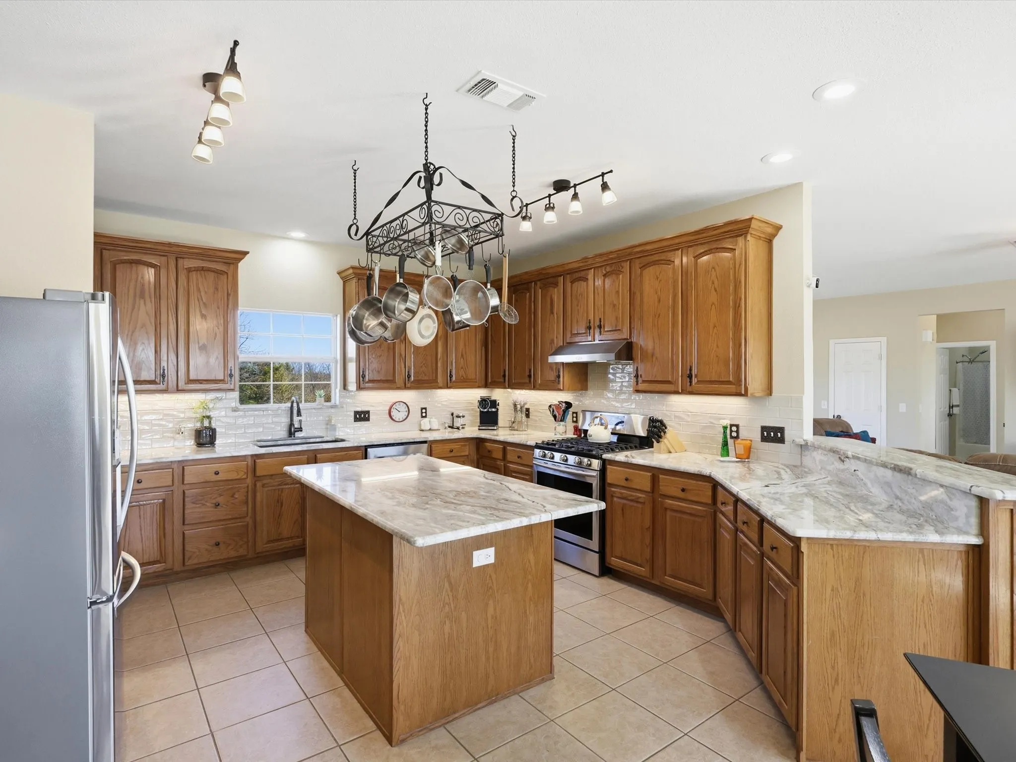 Single Family Residence For Sale in Fannin County , 643 CR 2992, Windom, Texas 75492, 3 Bedroom, 2 Bathroom, 2 Garage spaces, 2,151 Sqft, built in 2006, Preowned, mls#21142884, Real Estate Agent in Windom, Homes For Sale in Fannin county, Homes For Sale in Windom, Realtor in Windom Texas, Real Estate Brokerage Independent Realty Texas, Luminita Cordes Realtor