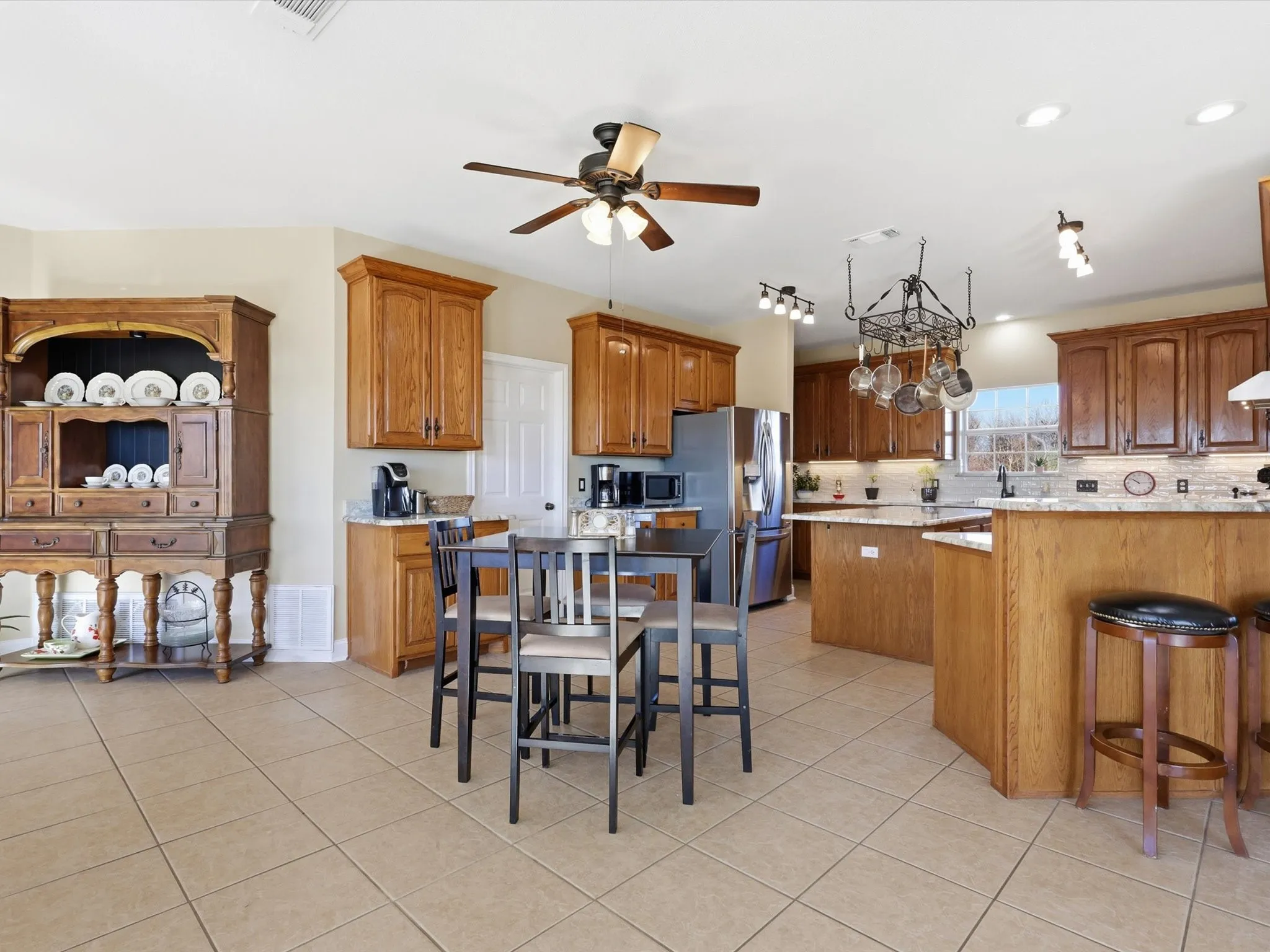 Single Family Residence For Sale in Fannin County , 643 CR 2992, Windom, Texas 75492, 3 Bedroom, 2 Bathroom, 2 Garage spaces, 2,151 Sqft, built in 2006, Preowned, mls#21142884, Real Estate Agent in Windom, Homes For Sale in Fannin county, Homes For Sale in Windom, Realtor in Windom Texas, Real Estate Brokerage Independent Realty Texas, Luminita Cordes Realtor