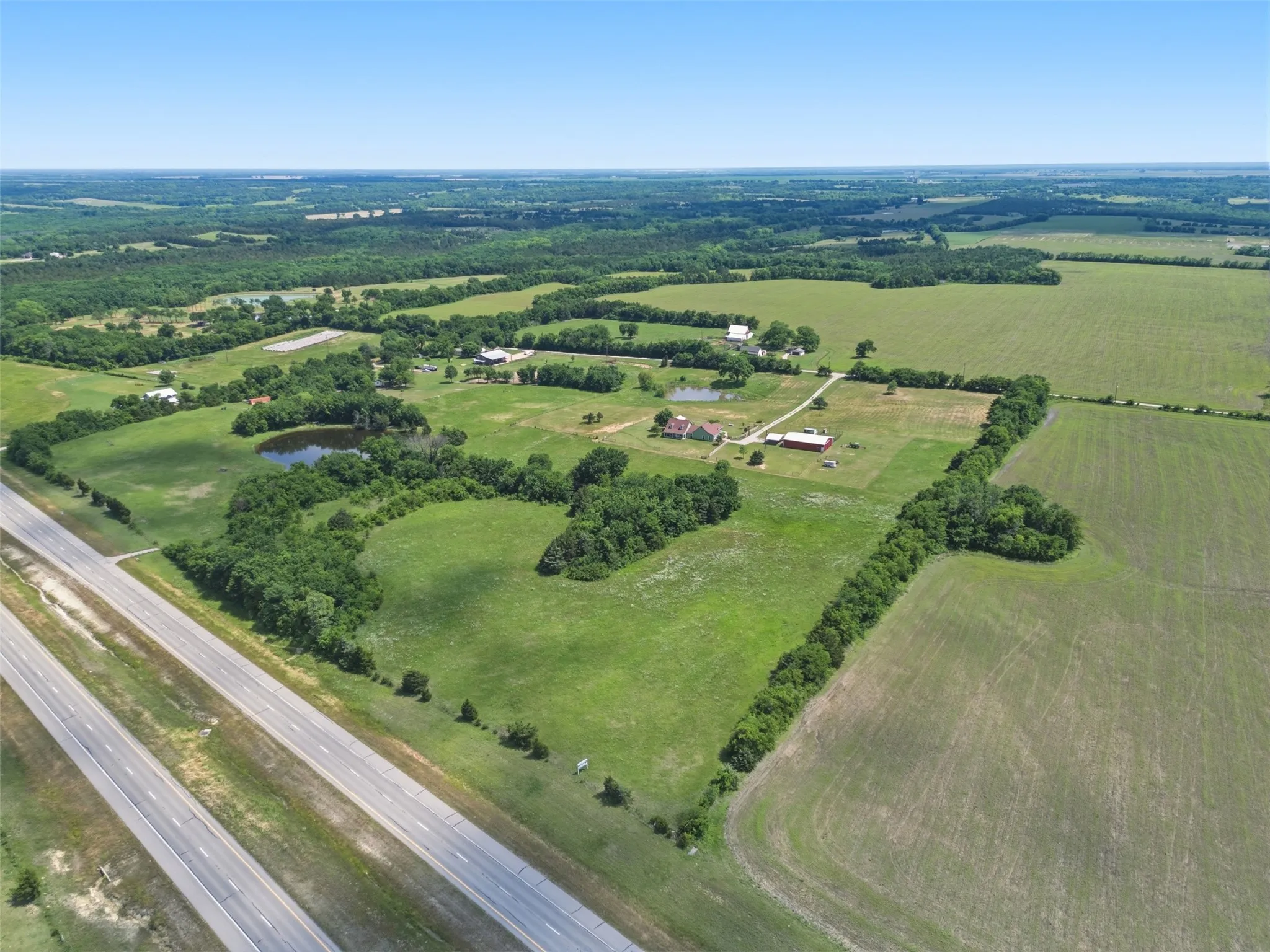 Single Family Residence For Sale in Fannin County , 643 CR 2992, Windom, Texas 75492, 3 Bedroom, 2 Bathroom, 2 Garage spaces, 2,151 Sqft, built in 2006, Preowned, mls#21142884, Real Estate Agent in Windom, Homes For Sale in Fannin county, Homes For Sale in Windom, Realtor in Windom Texas, Real Estate Brokerage Independent Realty Texas, Luminita Cordes Realtor