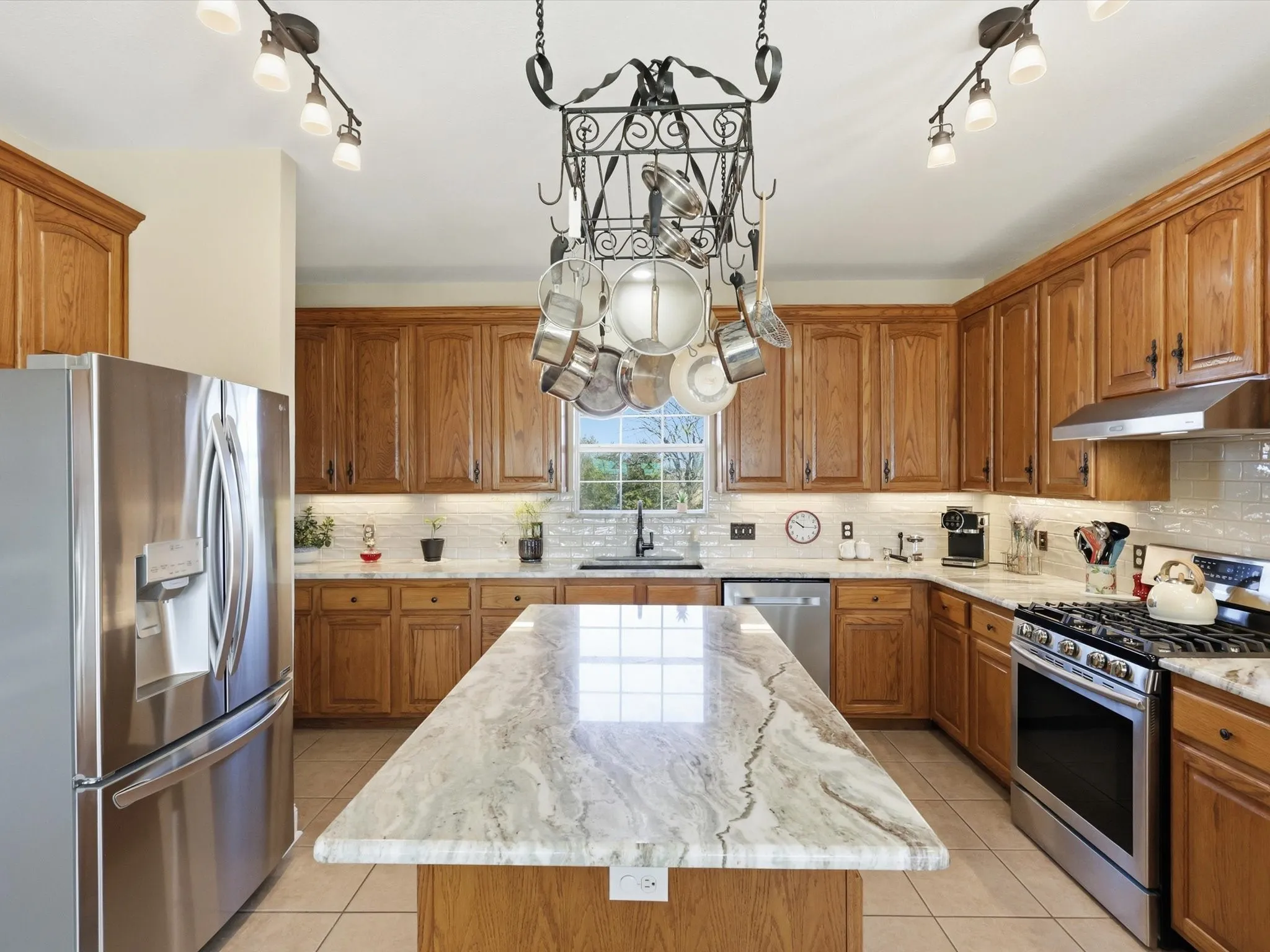 Single Family Residence For Sale in Fannin County , 643 CR 2992, Windom, Texas 75492, 3 Bedroom, 2 Bathroom, 2 Garage spaces, 2,151 Sqft, built in 2006, Preowned, mls#21142884, Real Estate Agent in Windom, Homes For Sale in Fannin county, Homes For Sale in Windom, Realtor in Windom Texas, Real Estate Brokerage Independent Realty Texas, Luminita Cordes Realtor