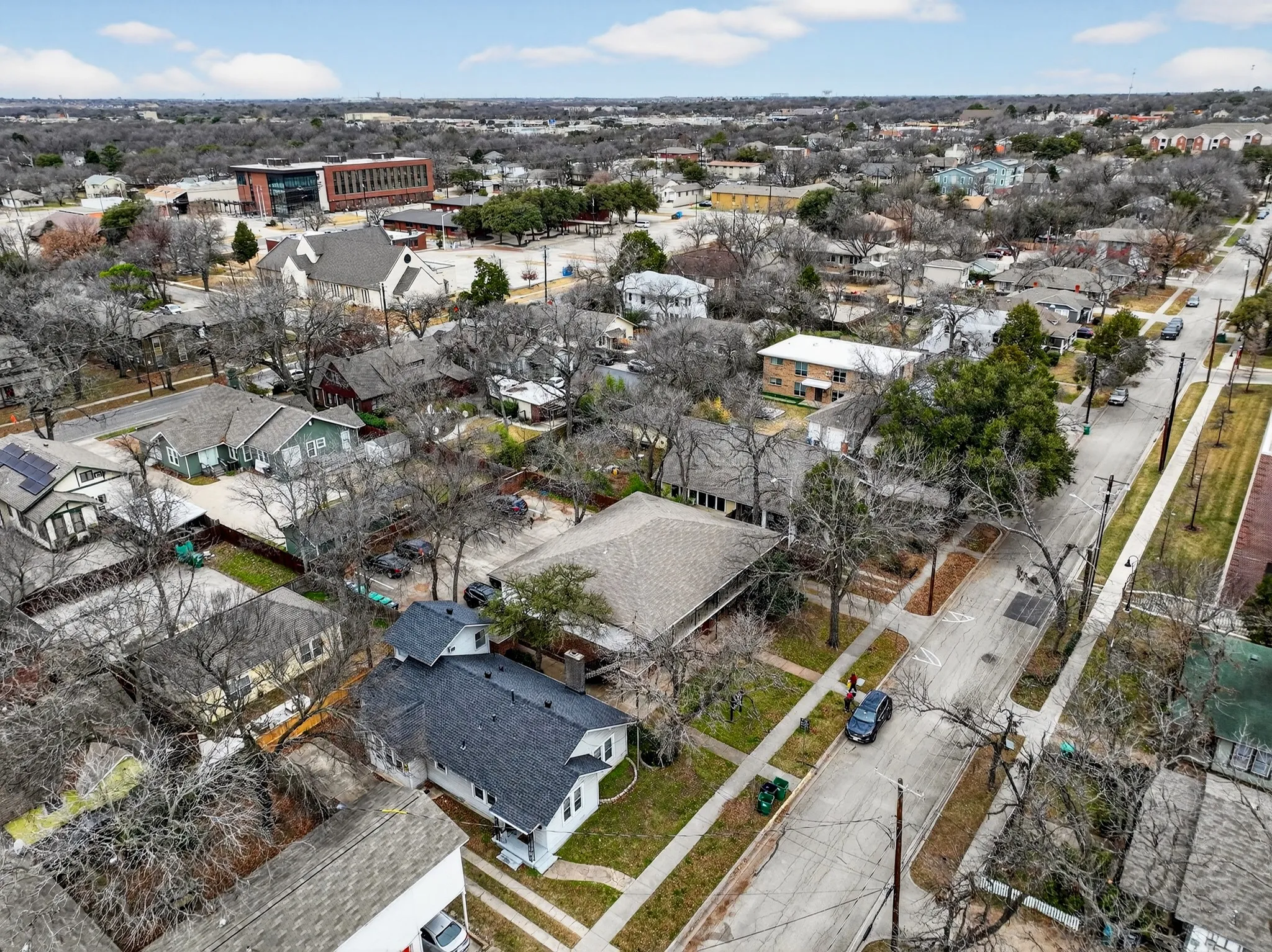 Single Family Residence For Sale in Denton County , 1111 N Austin Street, Denton, Texas 76201, 2 Bedroom, 2 Bathroom, Garage spaces, 1,616 Sqft, built in 1967, mls#21158566, Real Estate Agent in Denton, Homes For Sale in Denton county, Homes For Sale in Denton, Realtor in Denton Texas, Real Estate Brokerage Independent Realty Texas, Luminita Cordes Realtor