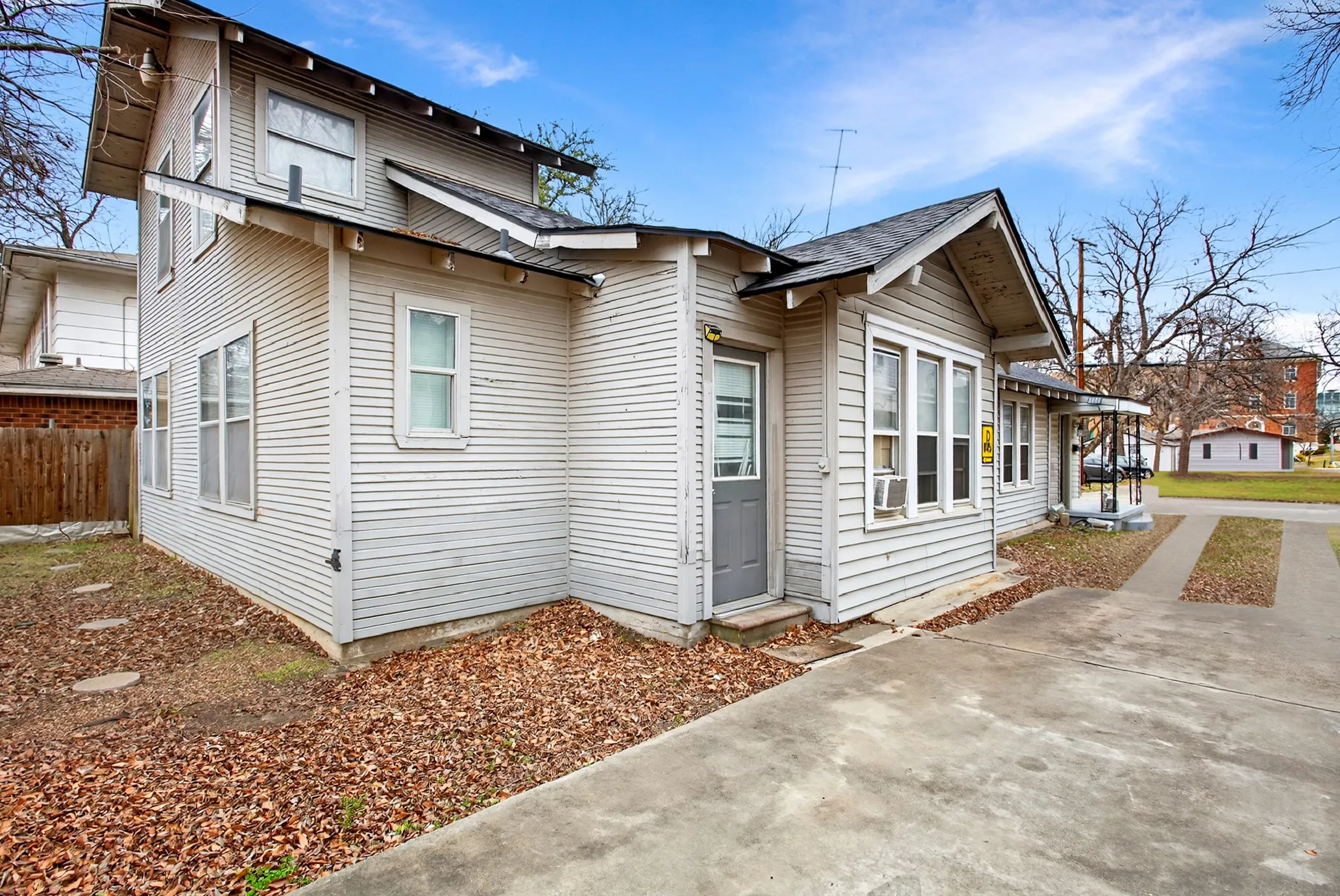 Single Family Residence For Sale in Denton County , 1111 N Austin Street, Denton, Texas 76201, 2 Bedroom, 2 Bathroom, Garage spaces, 1,616 Sqft, built in 1967, mls#21158566, Real Estate Agent in Denton, Homes For Sale in Denton county, Homes For Sale in Denton, Realtor in Denton Texas, Real Estate Brokerage Independent Realty Texas, Luminita Cordes Realtor