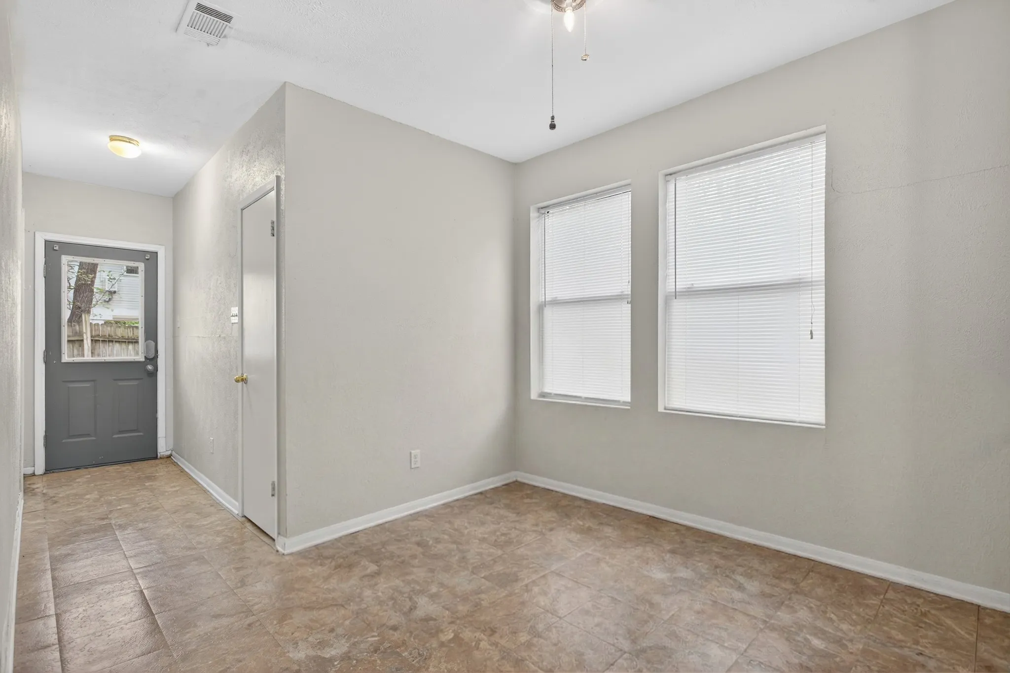 Single Family Residence For Sale in Denton County , 1111 N Austin Street, Denton, Texas 76201, 2 Bedroom, 2 Bathroom, Garage spaces, 1,616 Sqft, built in 1967, mls#21158566, Real Estate Agent in Denton, Homes For Sale in Denton county, Homes For Sale in Denton, Realtor in Denton Texas, Real Estate Brokerage Independent Realty Texas, Luminita Cordes Realtor