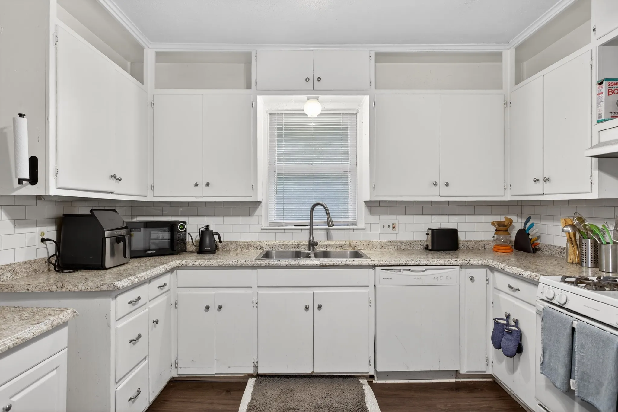 Single Family Residence For Sale in Denton County , 1111 N Austin Street, Denton, Texas 76201, 2 Bedroom, 2 Bathroom, Garage spaces, 1,616 Sqft, built in 1967, mls#21158566, Real Estate Agent in Denton, Homes For Sale in Denton county, Homes For Sale in Denton, Realtor in Denton Texas, Real Estate Brokerage Independent Realty Texas, Luminita Cordes Realtor