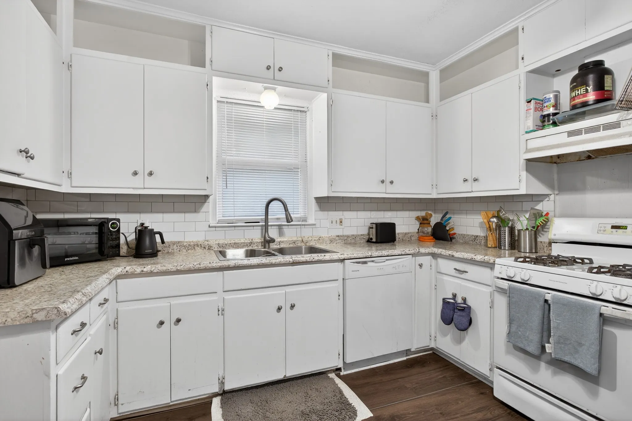 Single Family Residence For Sale in Denton County , 1111 N Austin Street, Denton, Texas 76201, 2 Bedroom, 2 Bathroom, Garage spaces, 1,616 Sqft, built in 1967, mls#21158566, Real Estate Agent in Denton, Homes For Sale in Denton county, Homes For Sale in Denton, Realtor in Denton Texas, Real Estate Brokerage Independent Realty Texas, Luminita Cordes Realtor