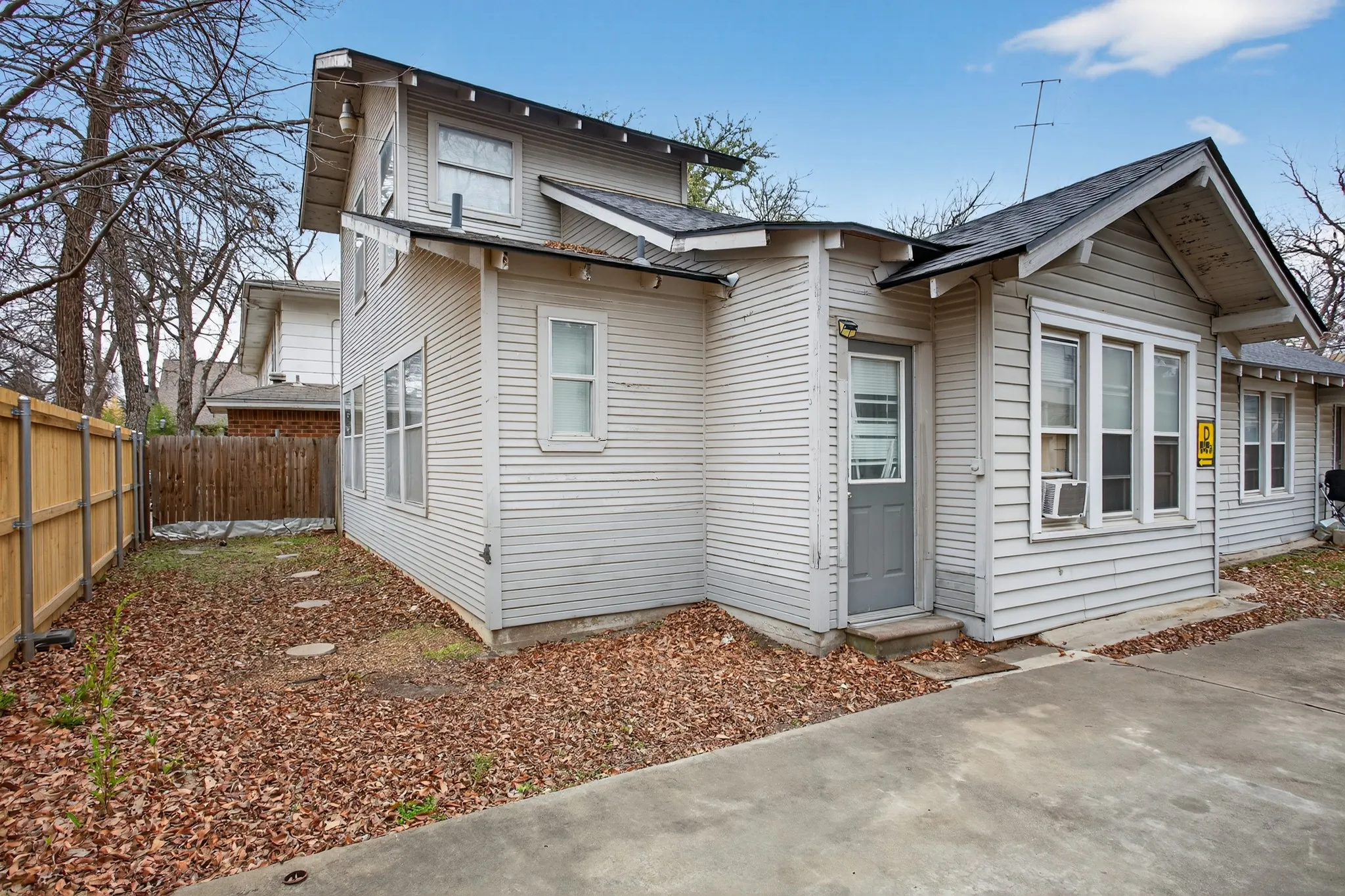 Single Family Residence For Sale in Denton County , 1111 N Austin Street, Denton, Texas 76201, 2 Bedroom, 2 Bathroom, Garage spaces, 1,616 Sqft, built in 1967, mls#21158566, Real Estate Agent in Denton, Homes For Sale in Denton county, Homes For Sale in Denton, Realtor in Denton Texas, Real Estate Brokerage Independent Realty Texas, Luminita Cordes Realtor