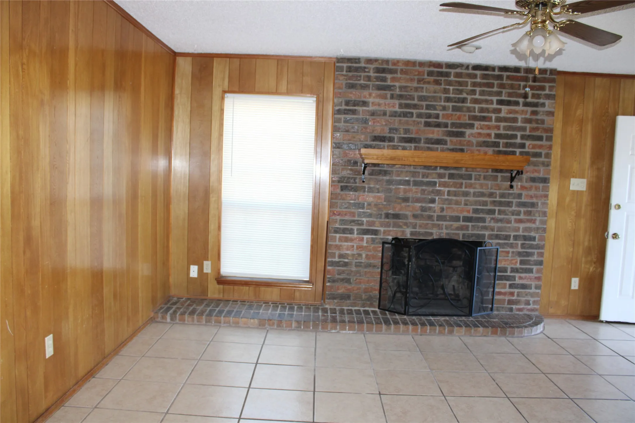 Duplex For Sale in Johnson County , 613 Renfro Street, Burleson, Texas 76028, 5 Bedroom, 4 Bathroom, 1 Garage spaces, 2,256 Sqft, built in 1981, Preowned, mls#21159866, Real Estate Agent in Burleson, Homes For Sale in Johnson county, Homes For Sale in Burleson, Realtor in Burleson Texas, Real Estate Brokerage Independent Realty Texas, Luminita Cordes Realtor