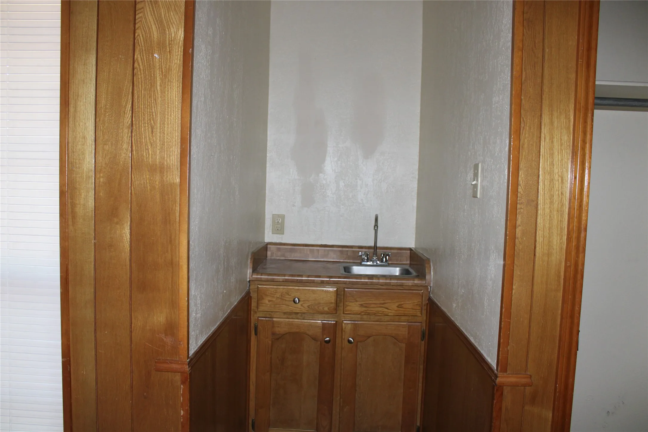 Duplex For Sale in Johnson County , 613 Renfro Street, Burleson, Texas 76028, 5 Bedroom, 4 Bathroom, 1 Garage spaces, 2,256 Sqft, built in 1981, Preowned, mls#21159866, Real Estate Agent in Burleson, Homes For Sale in Johnson county, Homes For Sale in Burleson, Realtor in Burleson Texas, Real Estate Brokerage Independent Realty Texas, Luminita Cordes Realtor